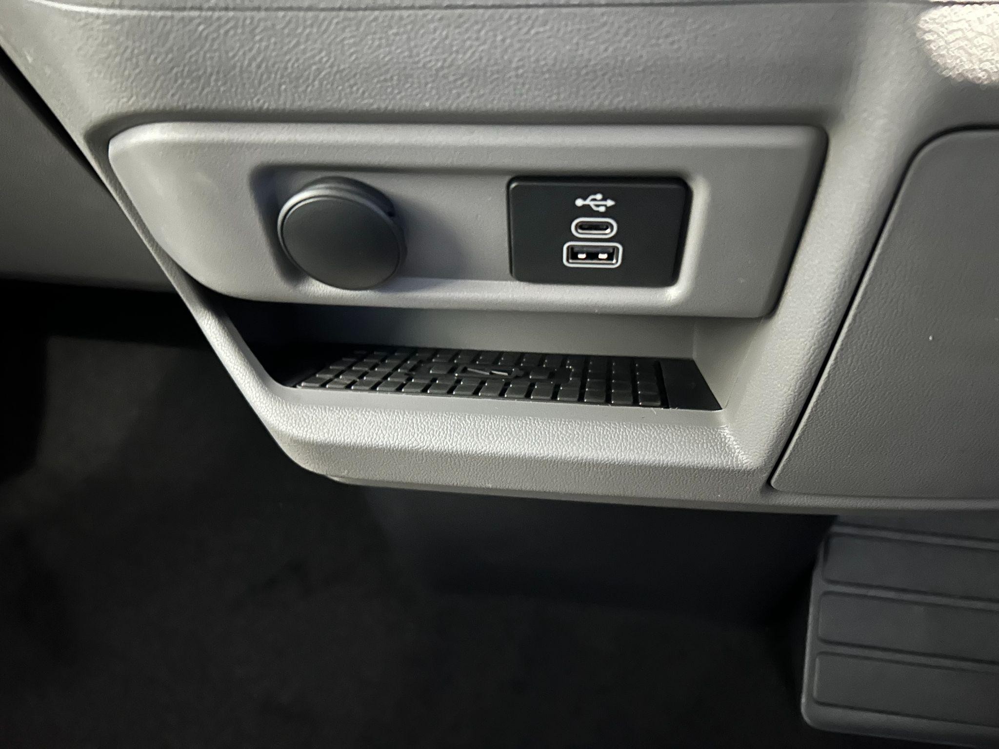 Ford Transit Custom Image 11