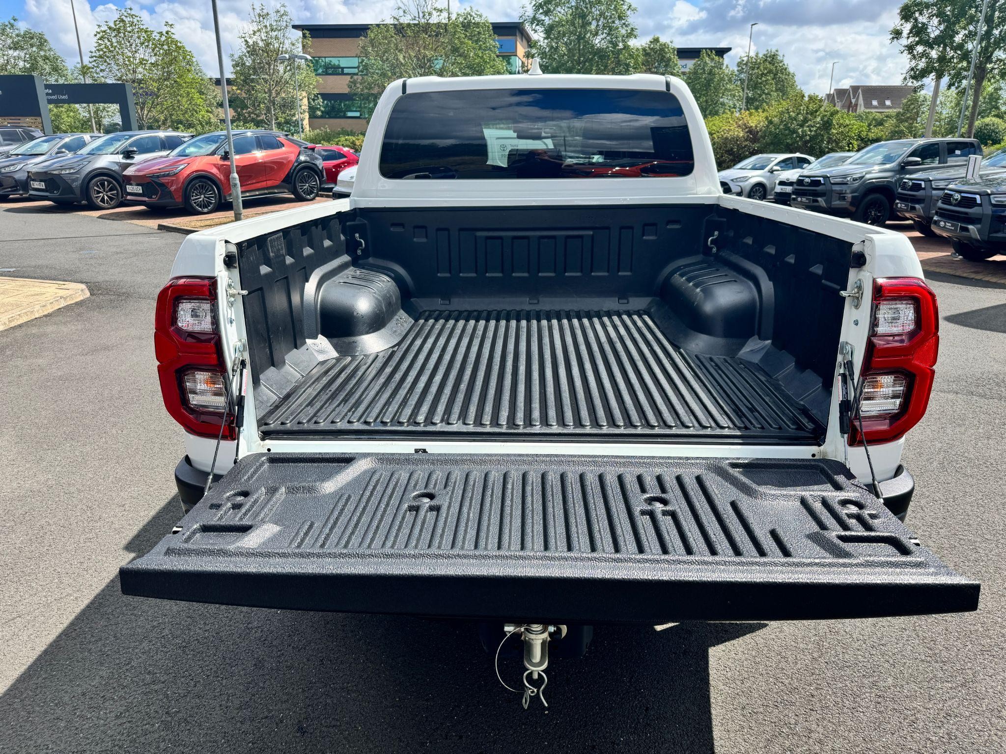 Toyota Hilux Image 12