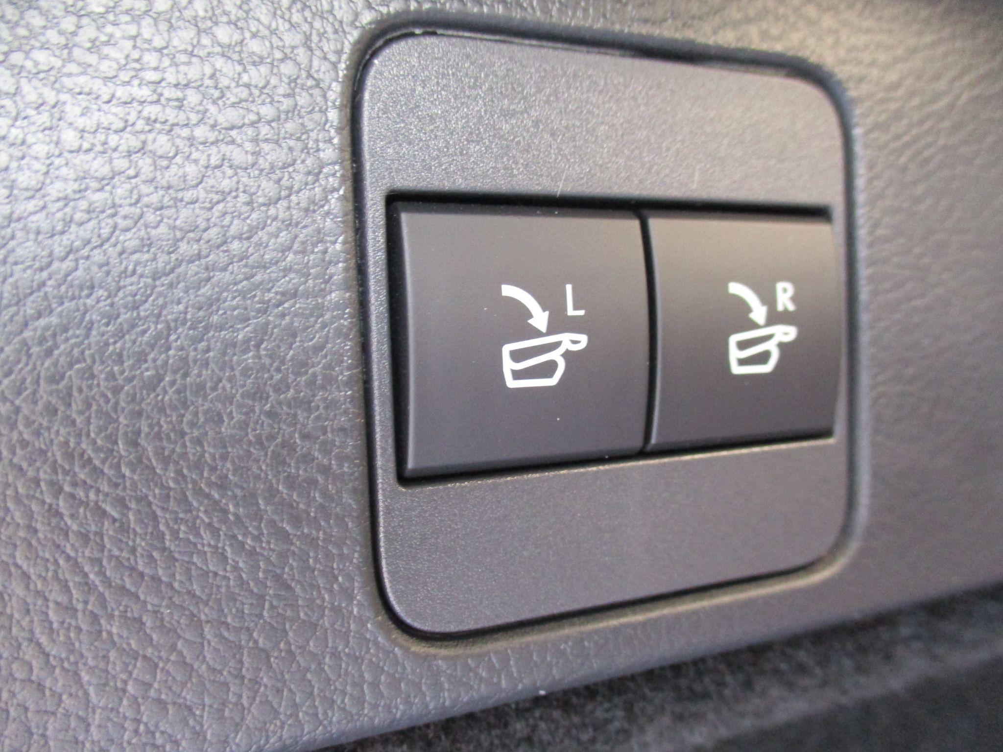 Lexus RX Image 20