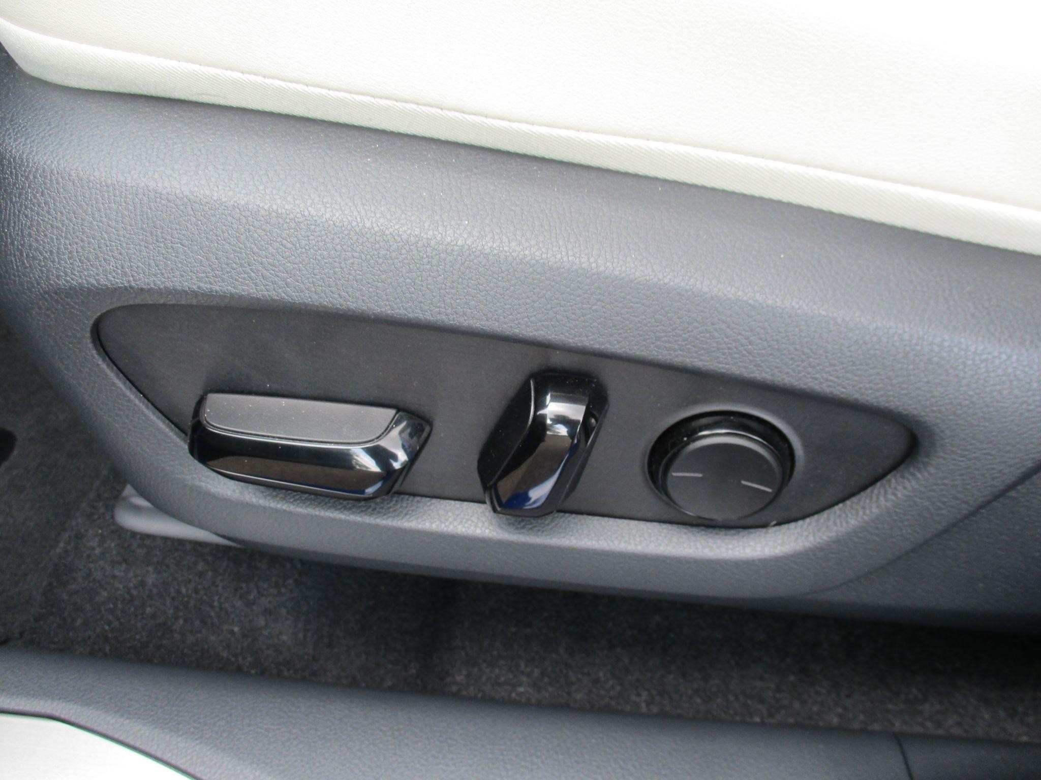 Lexus RX Image 24