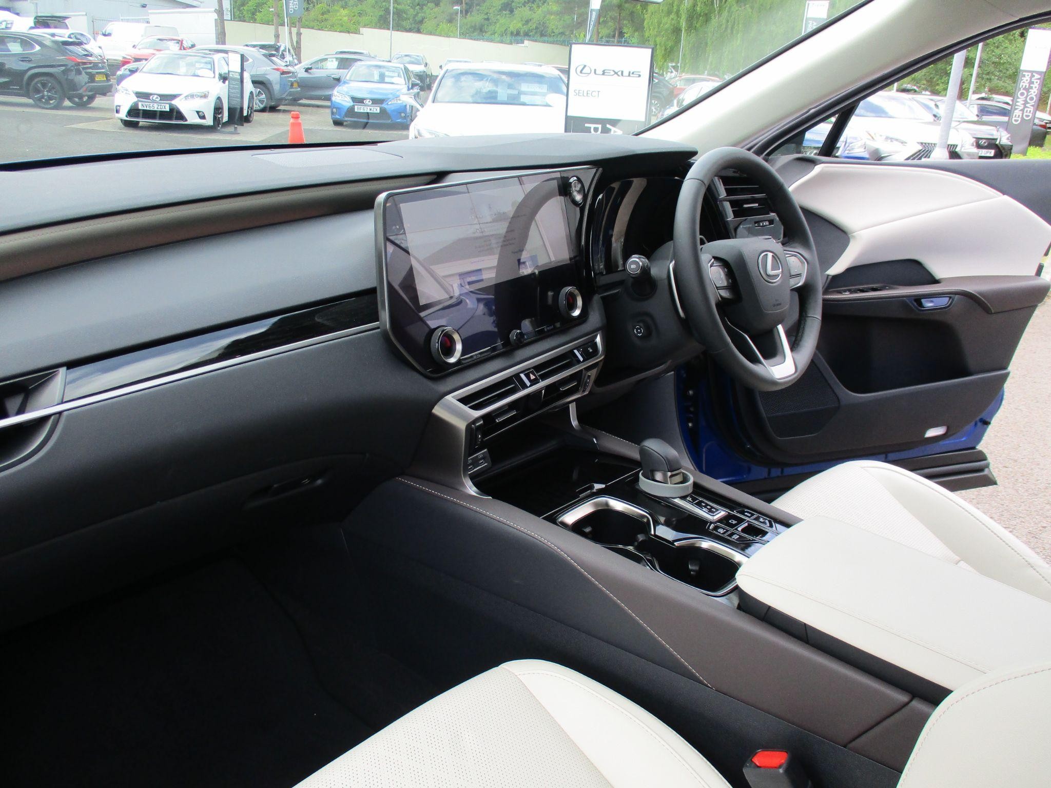 Lexus RX Image 25