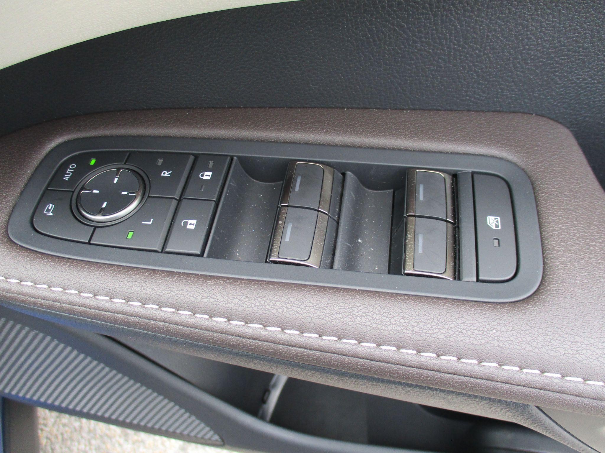 Lexus RX Image 26