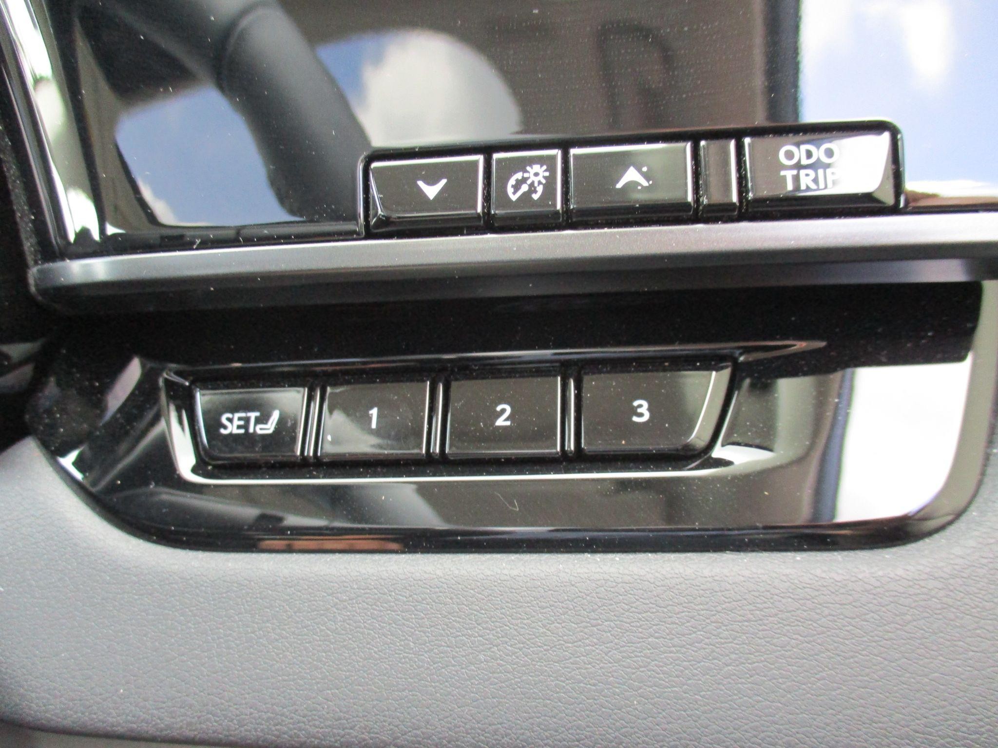 Lexus RX Image 27