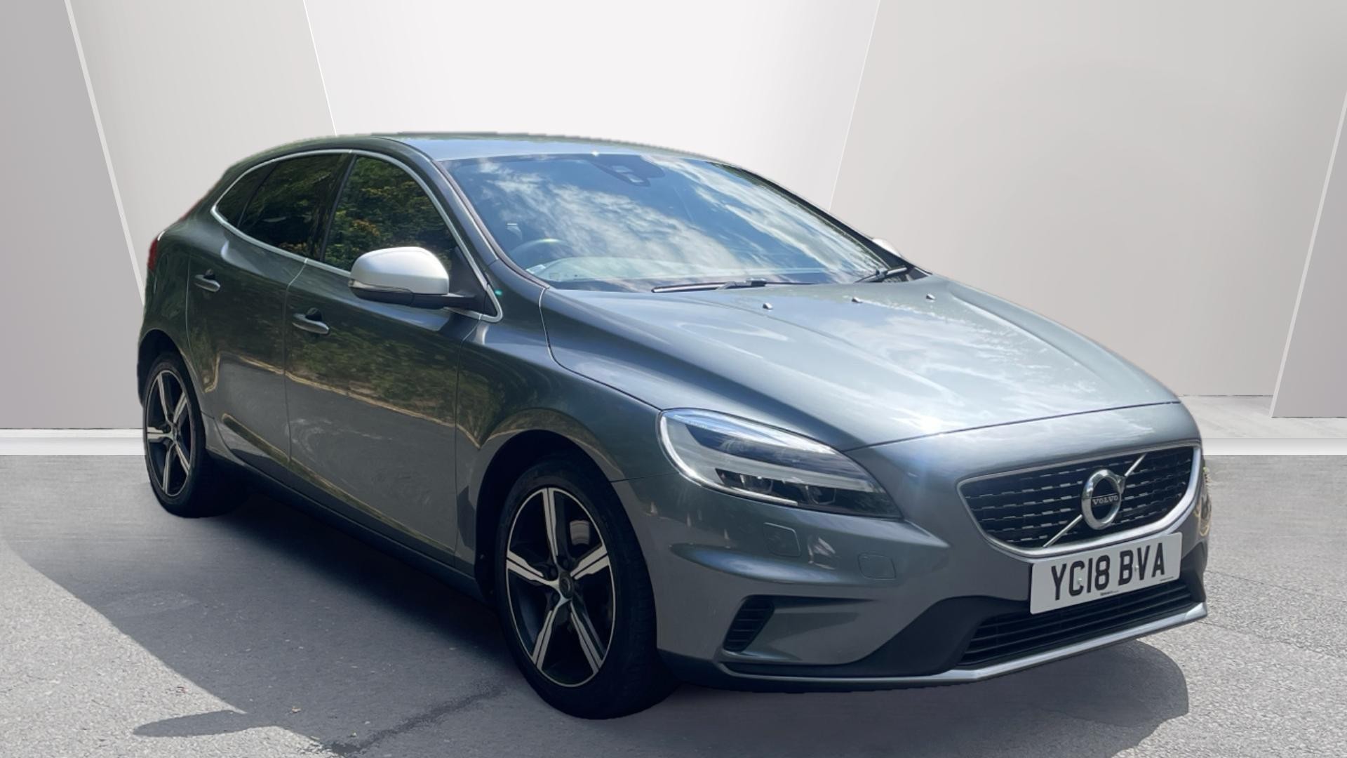 Volvo V40 Image 1