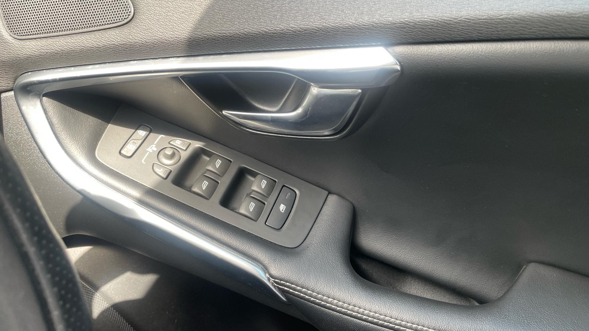 Volvo V40 Image 14
