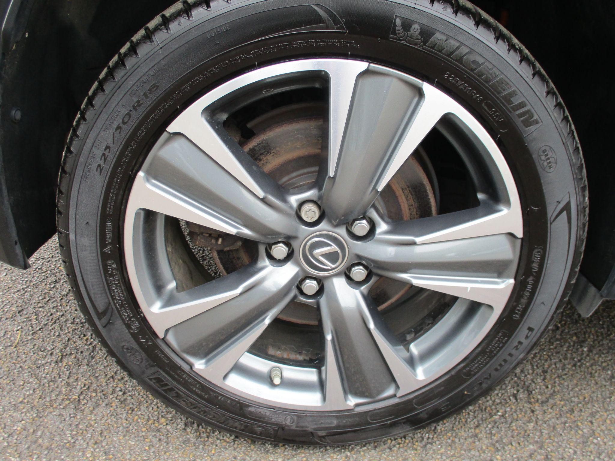 Lexus UX Image 32