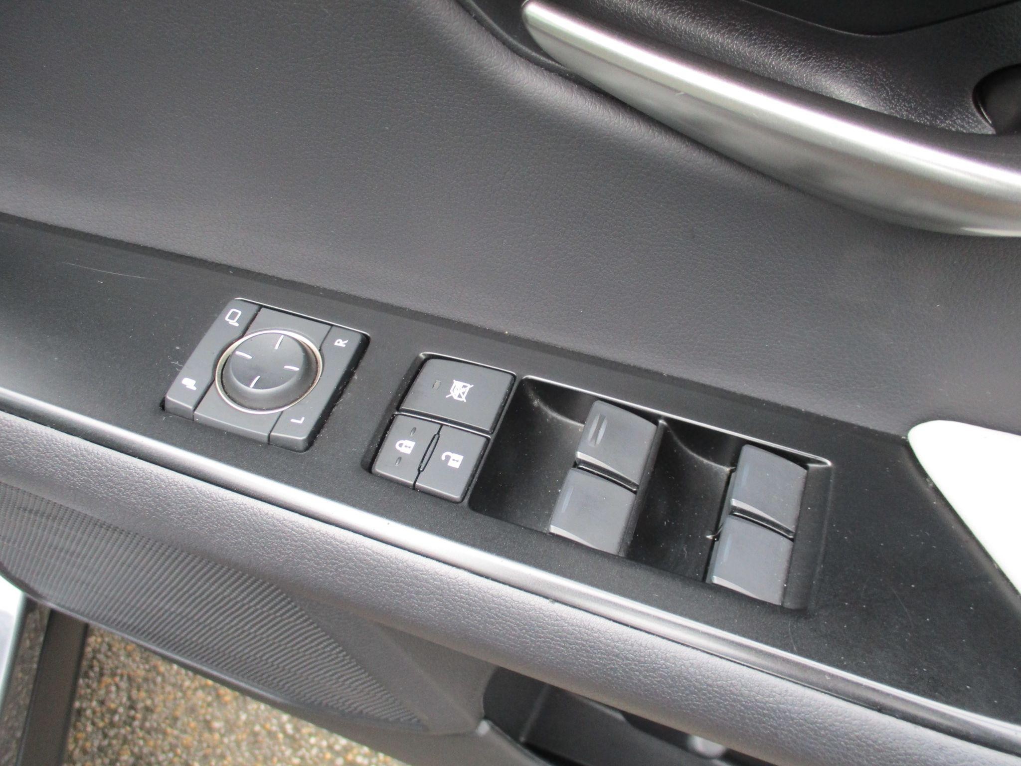 Lexus UX Image 35