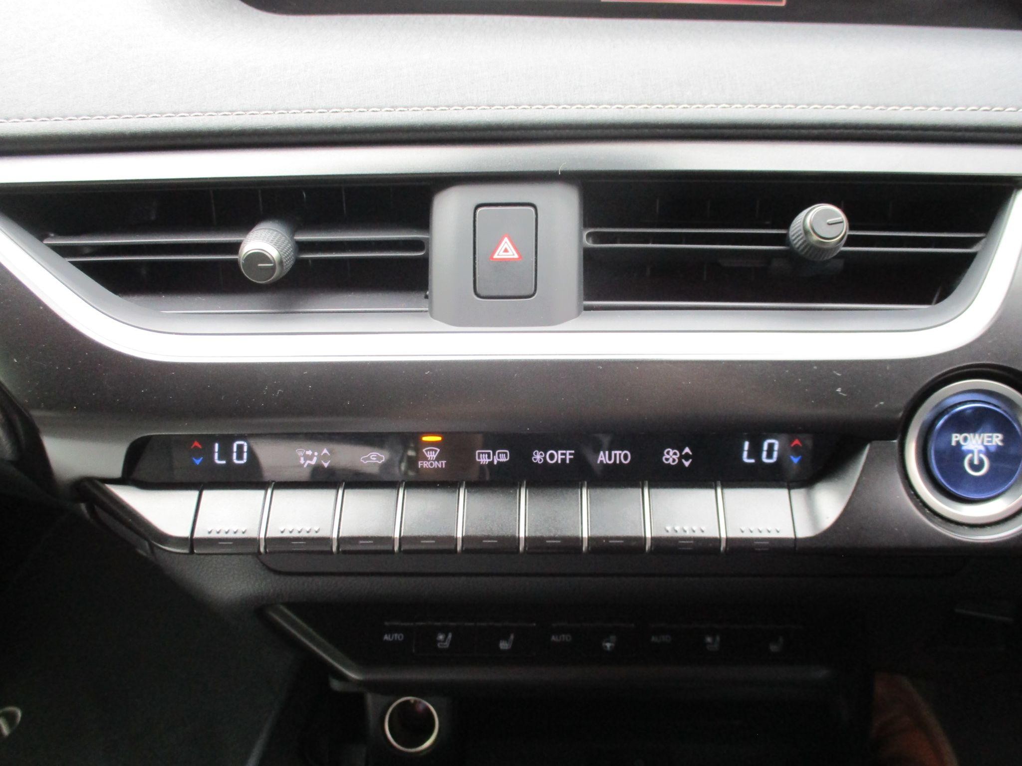Lexus UX Image 38