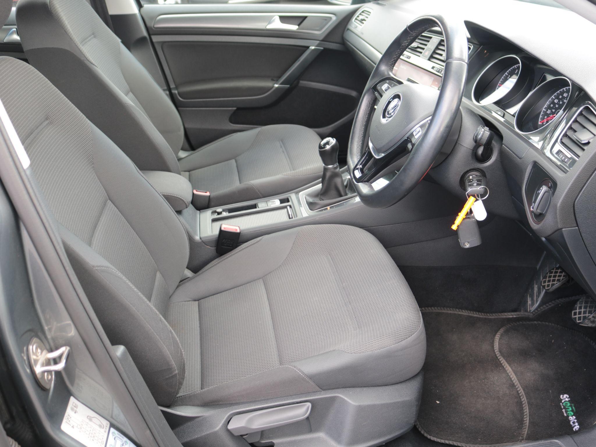 Volkswagen Golf Image 11