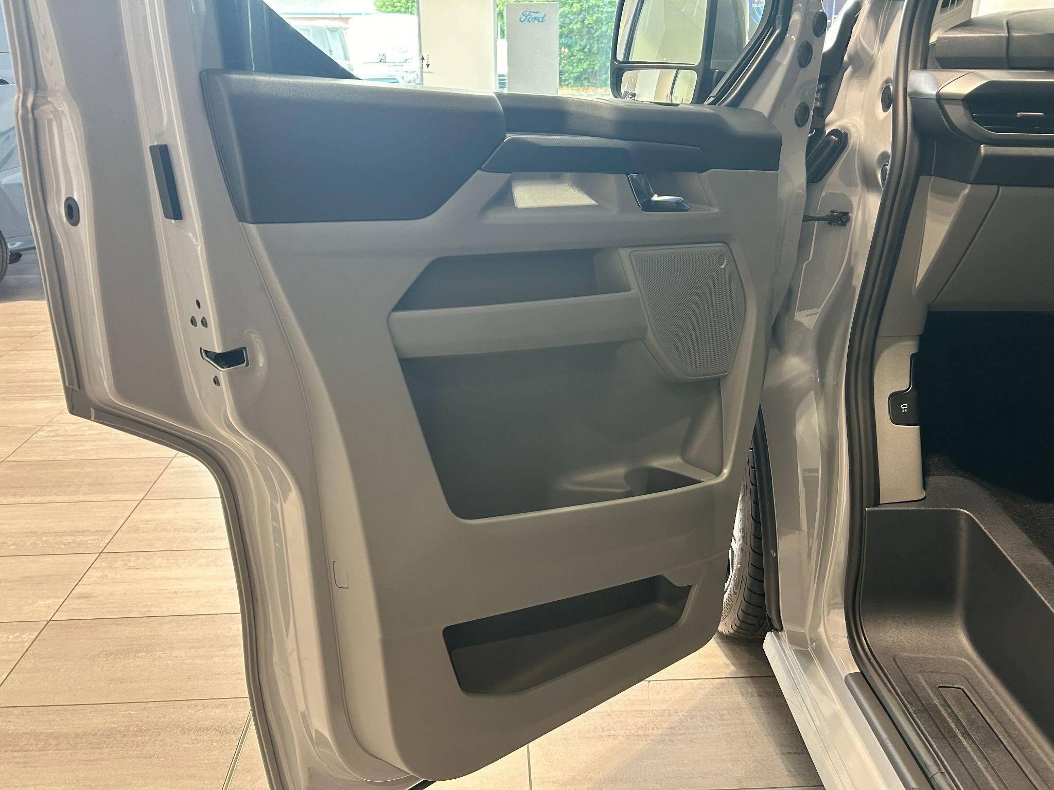 Ford Transit Custom Image 24