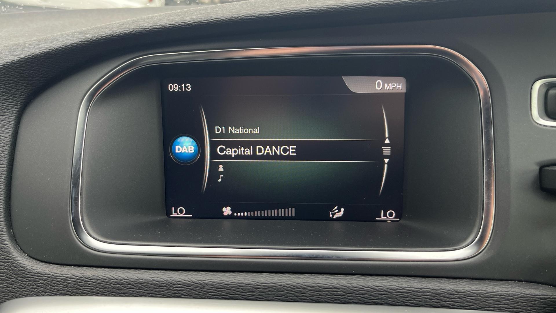 Volvo V40 Image 22