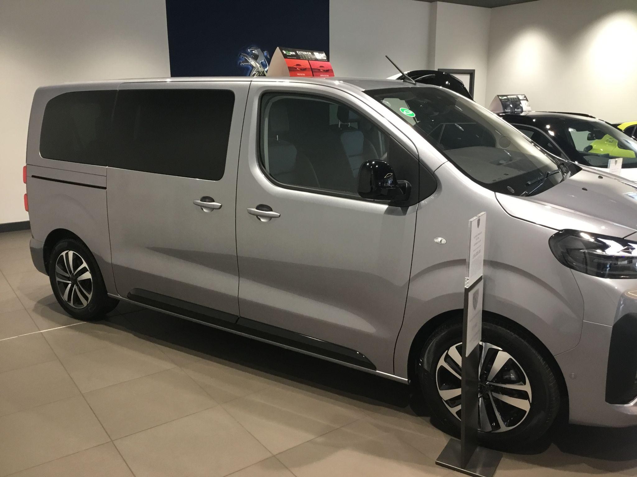 Peugeot E-Traveller Image 2