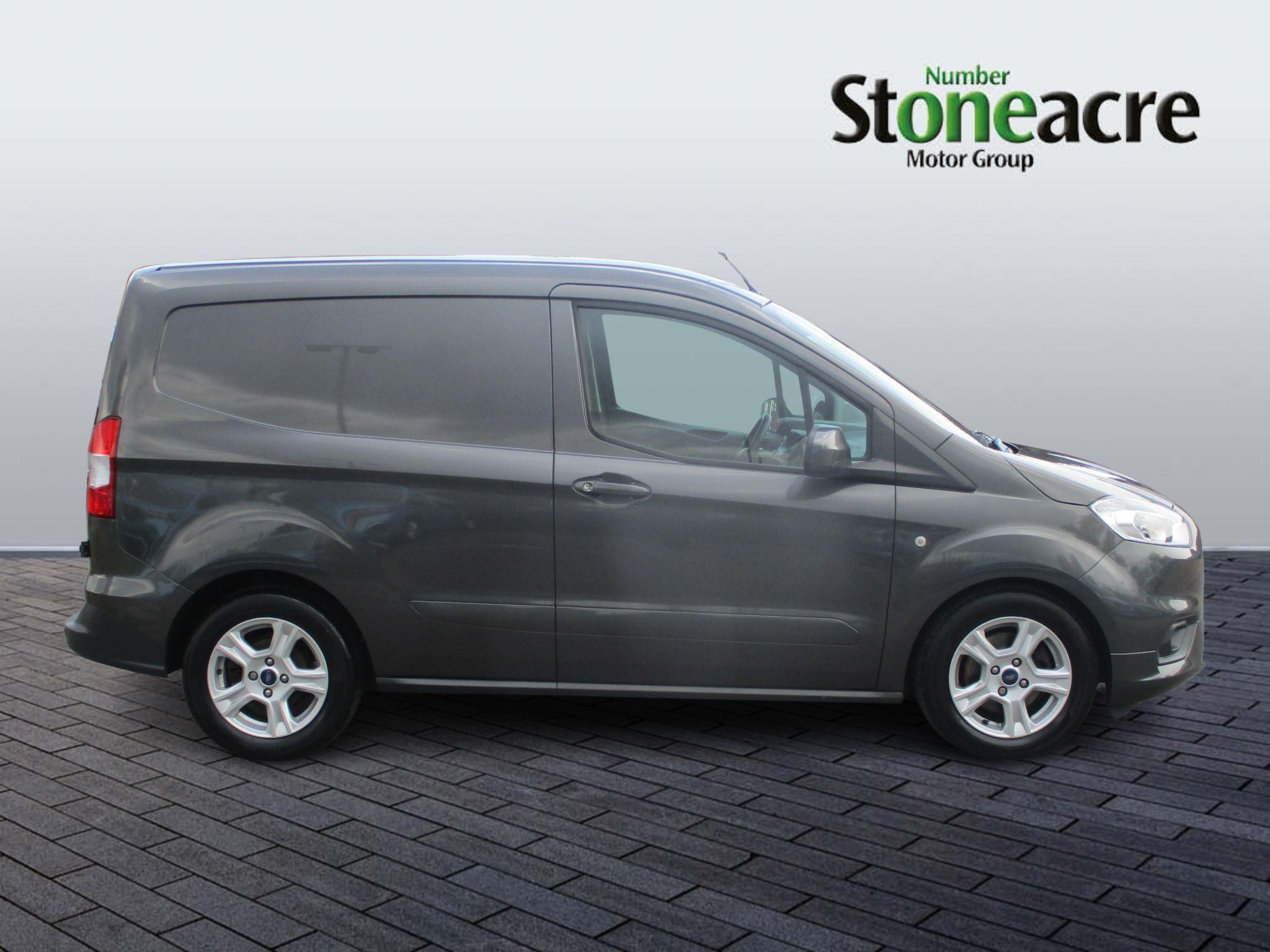 Ford Transit Courier Image 2