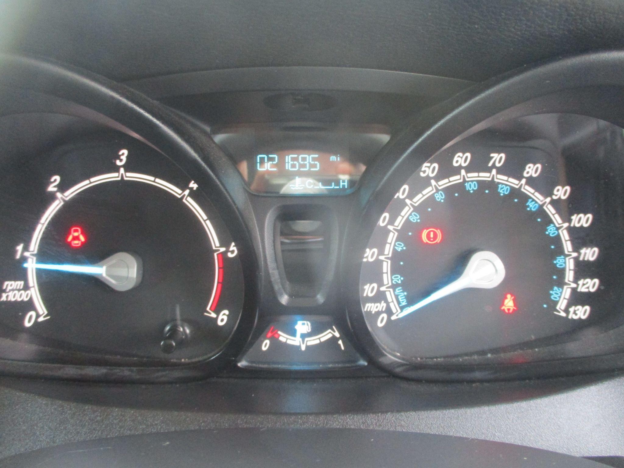 Ford Transit Courier Image 11