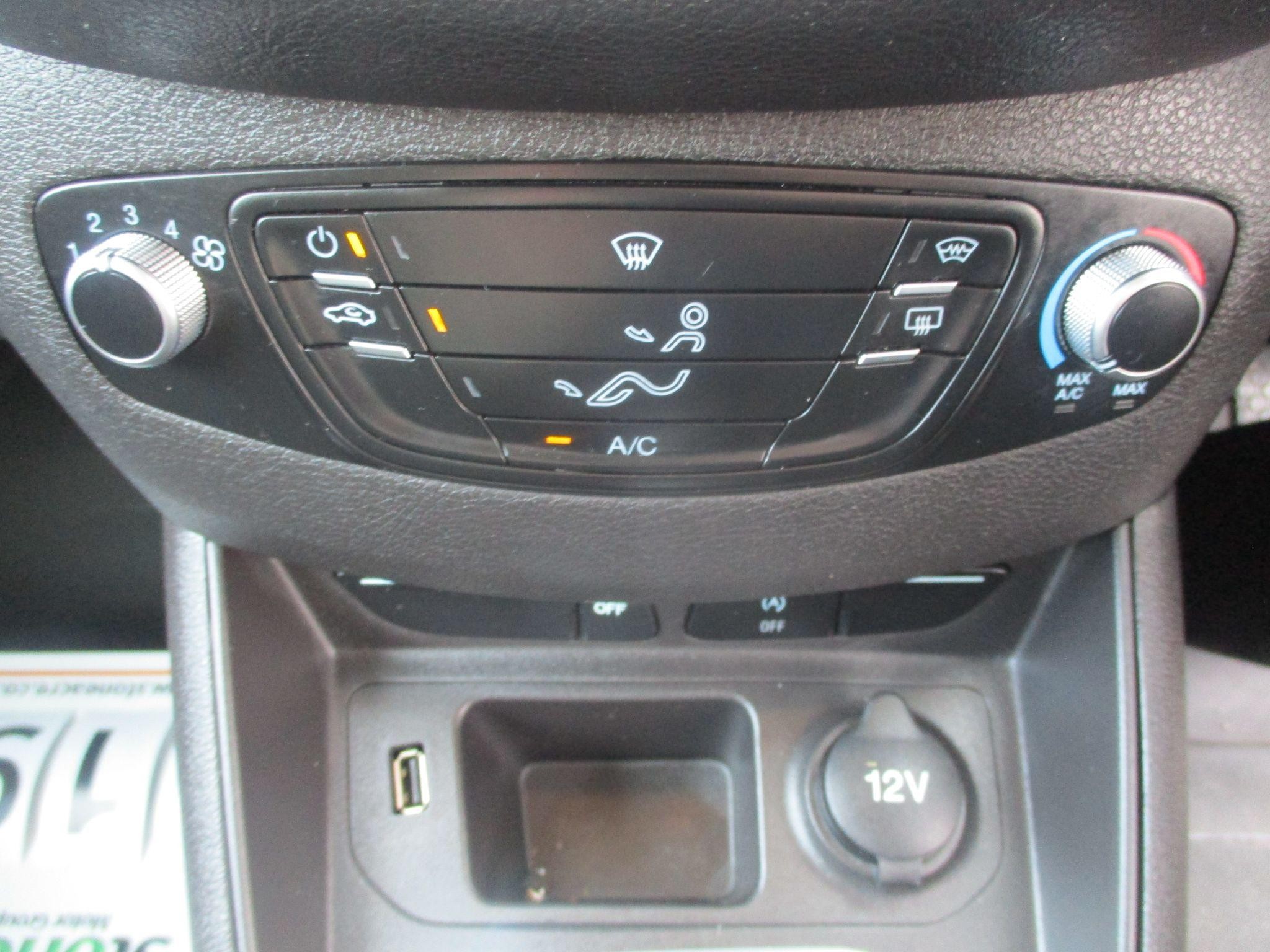 Ford Transit Courier Image 15
