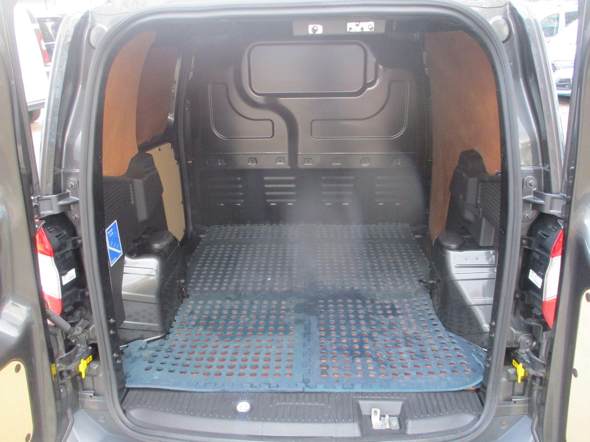 Ford Transit Courier Image 16