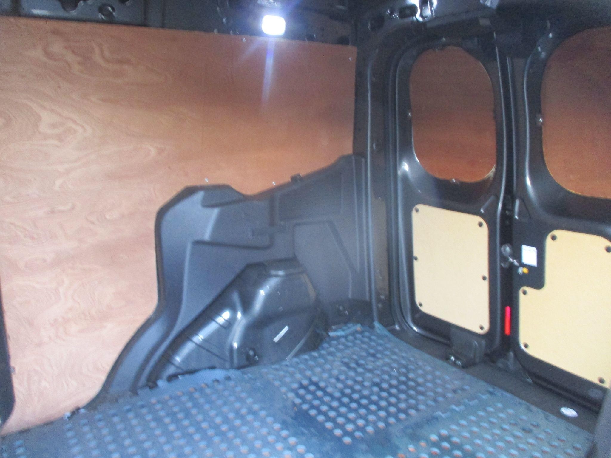 Ford Transit Courier Image 17