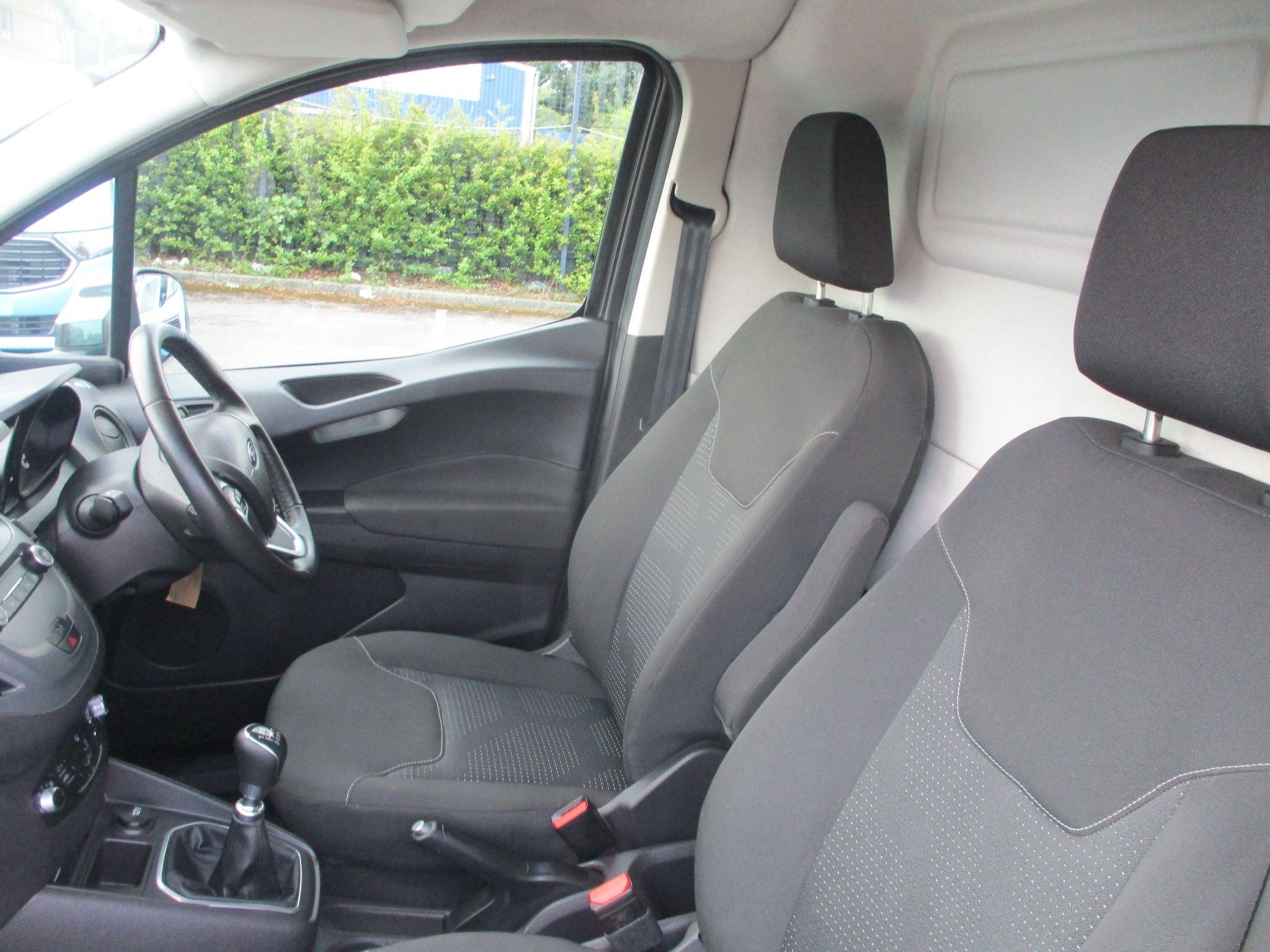 Ford Transit Courier Image 18