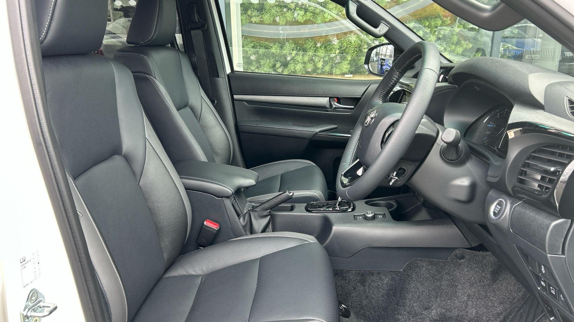 Toyota Hilux Image 17