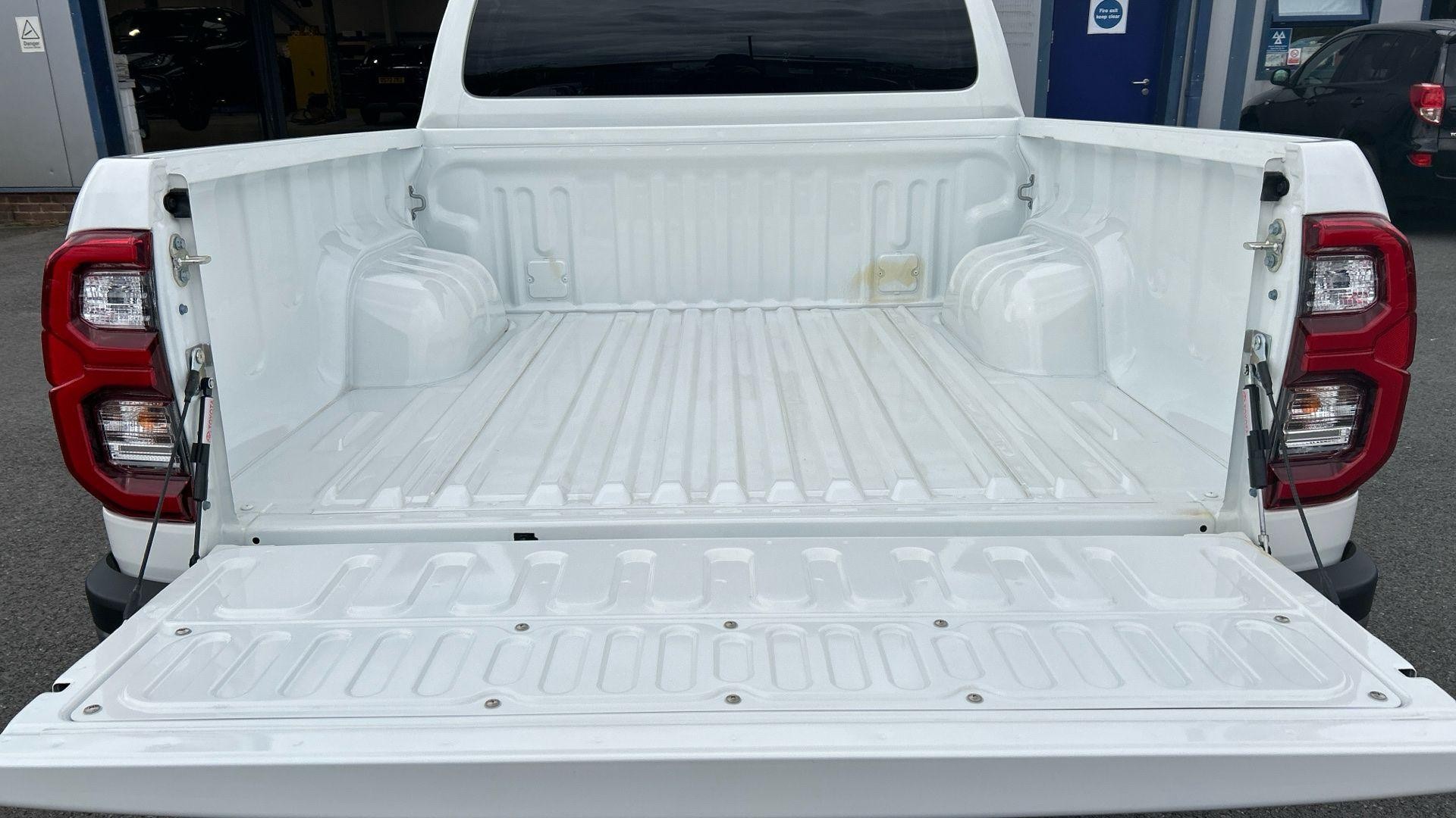 Toyota Hilux Image 20