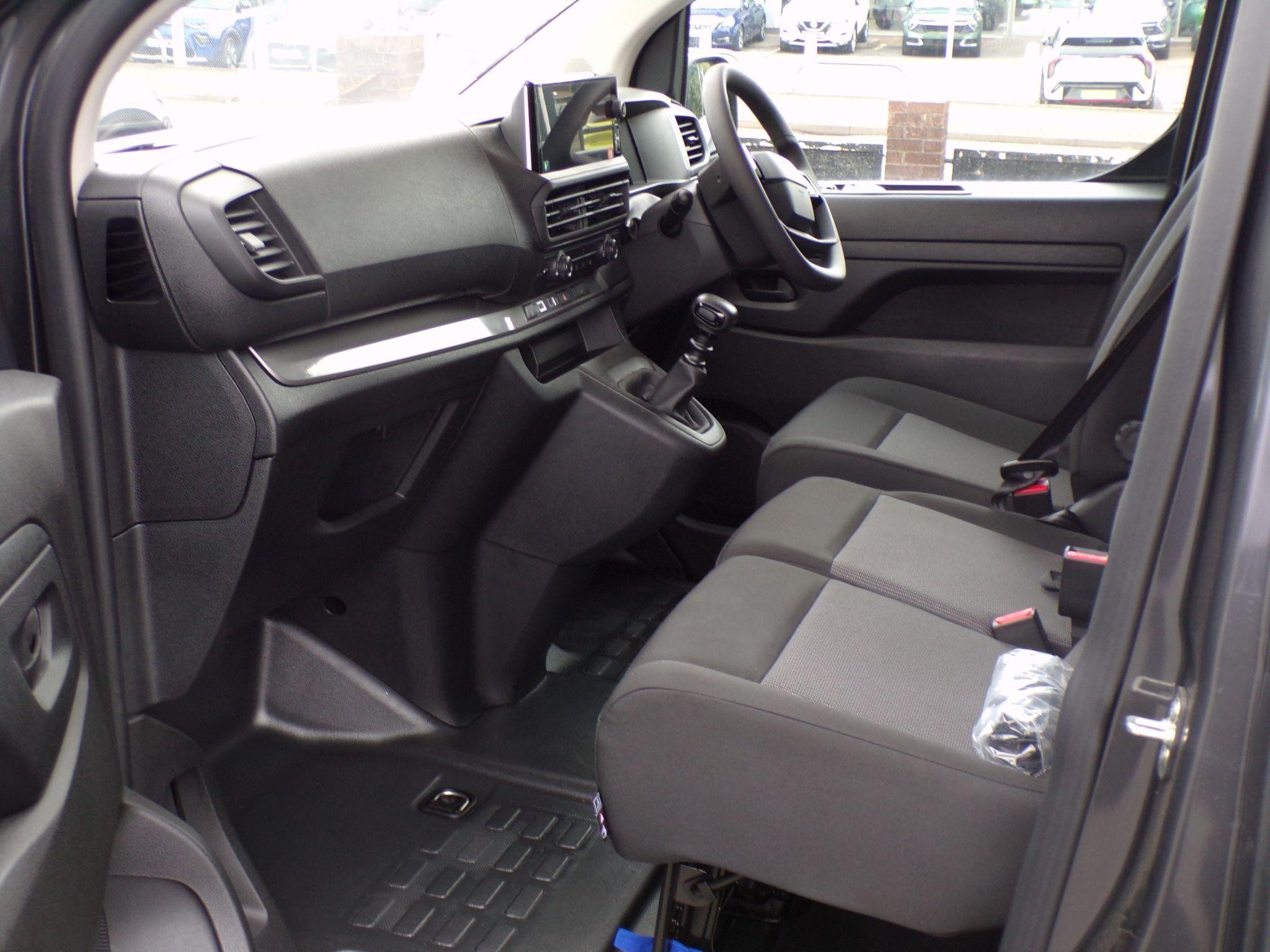 Vauxhall Vivaro Image 11