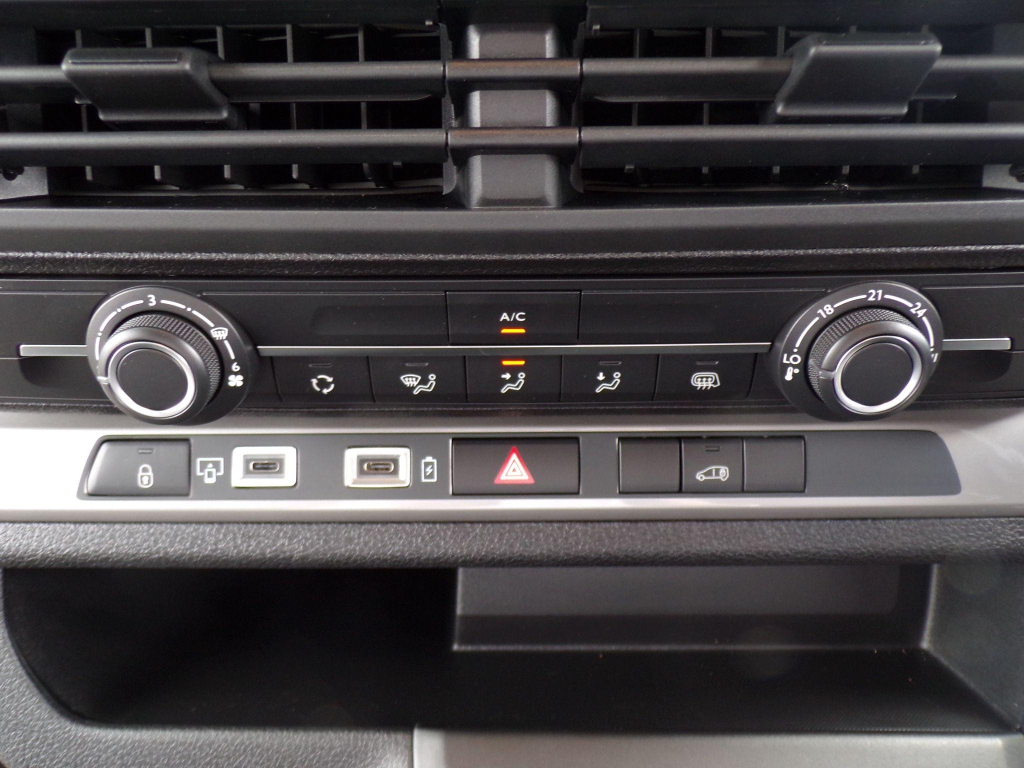 Vauxhall Vivaro Image 12