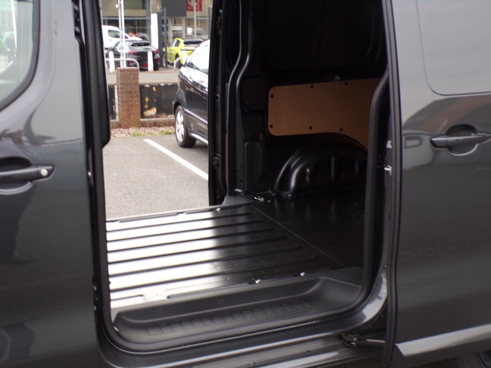 Vauxhall Vivaro Image 18