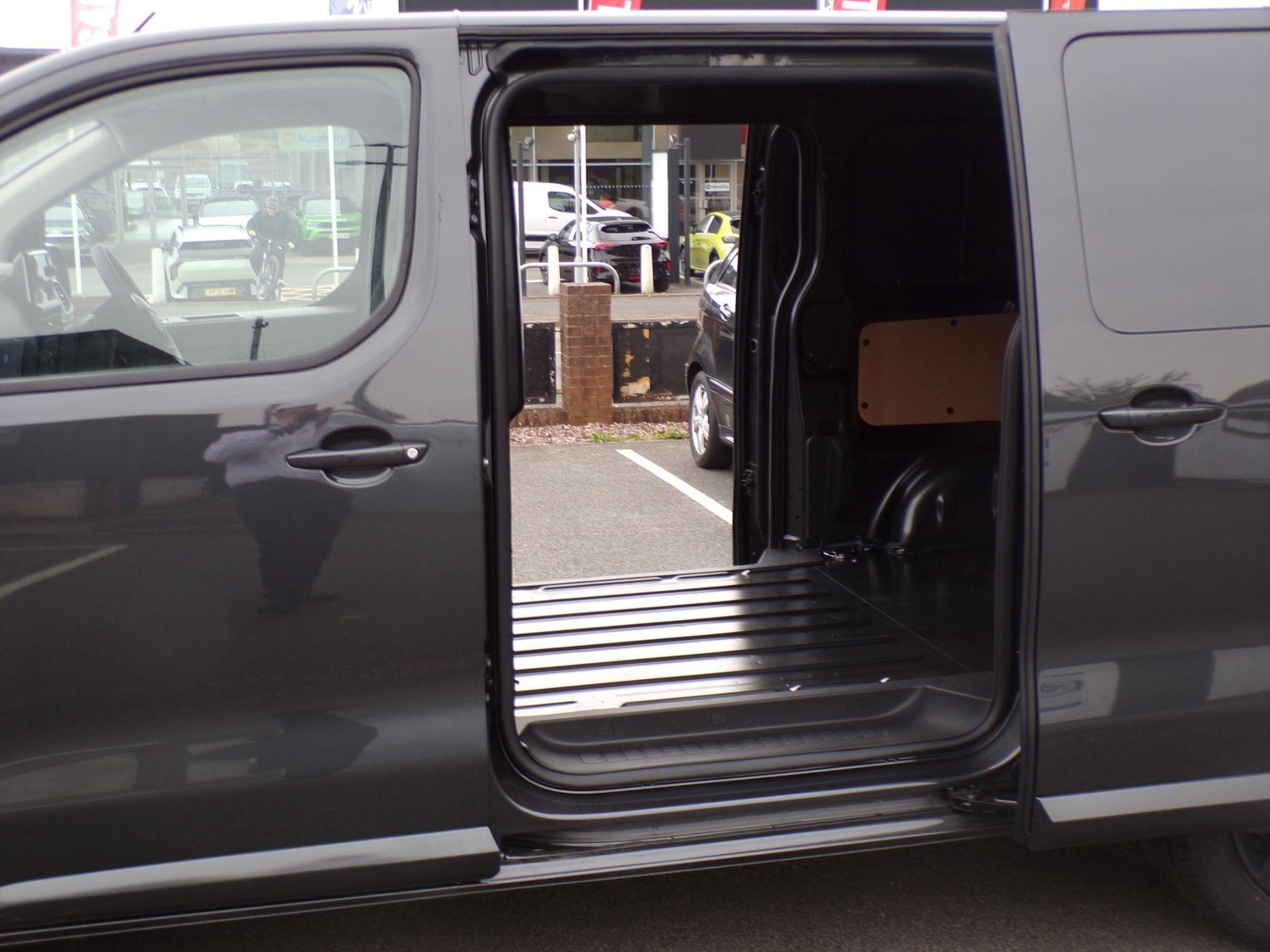 Vauxhall Vivaro Image 19