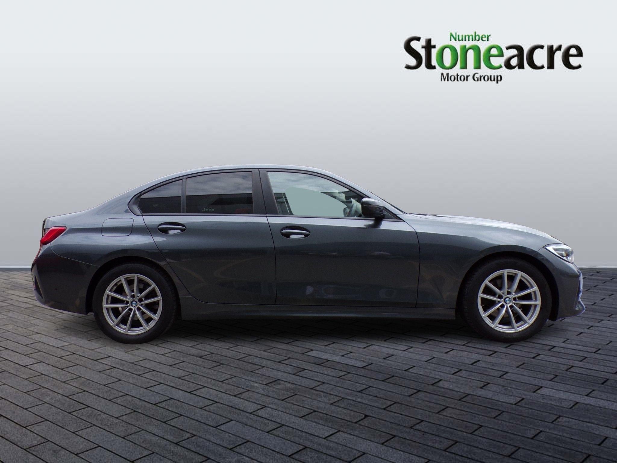 BMW 3 Series Image 2