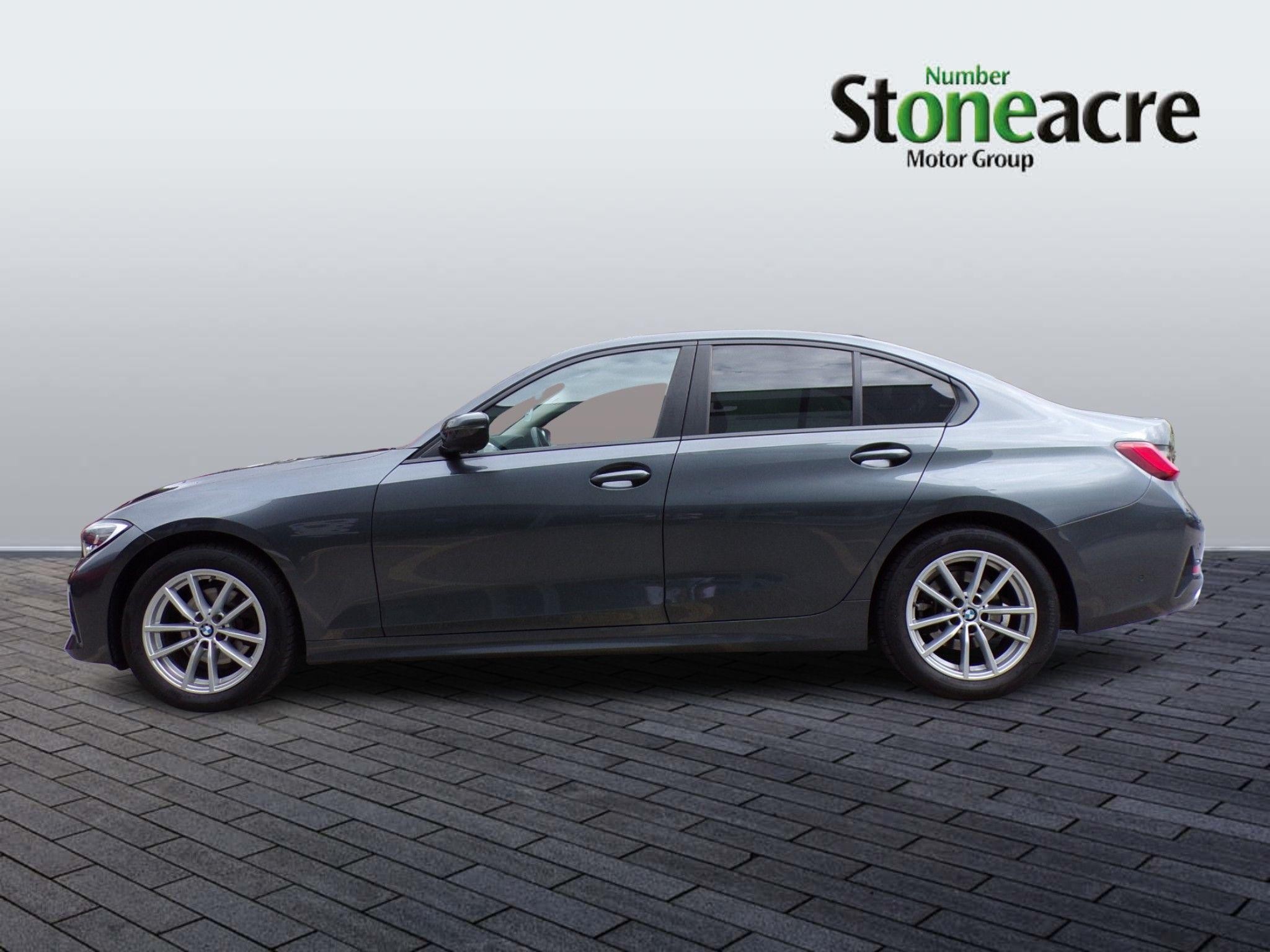 BMW 3 Series Image 6