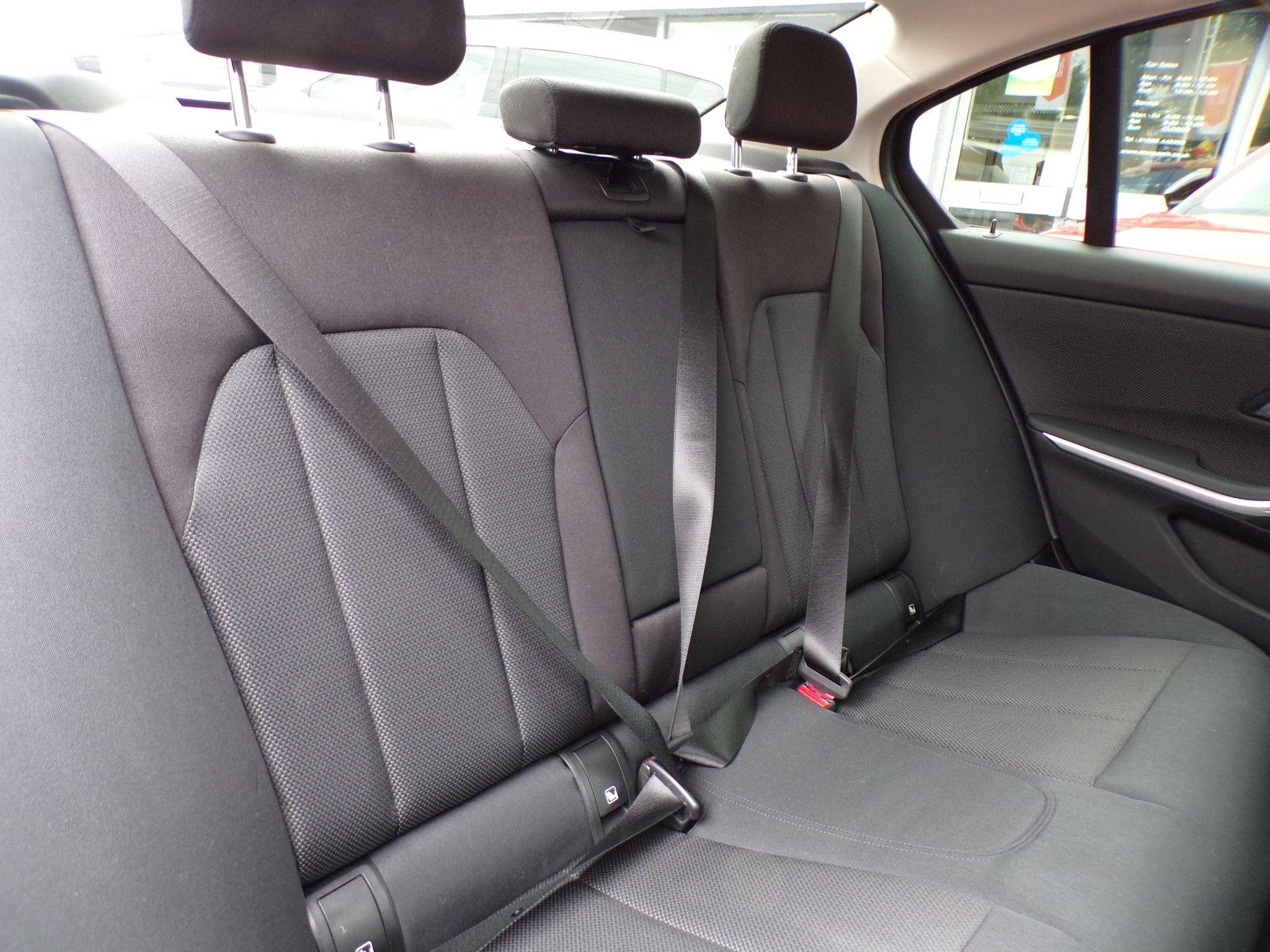 BMW 3 Series Image 12