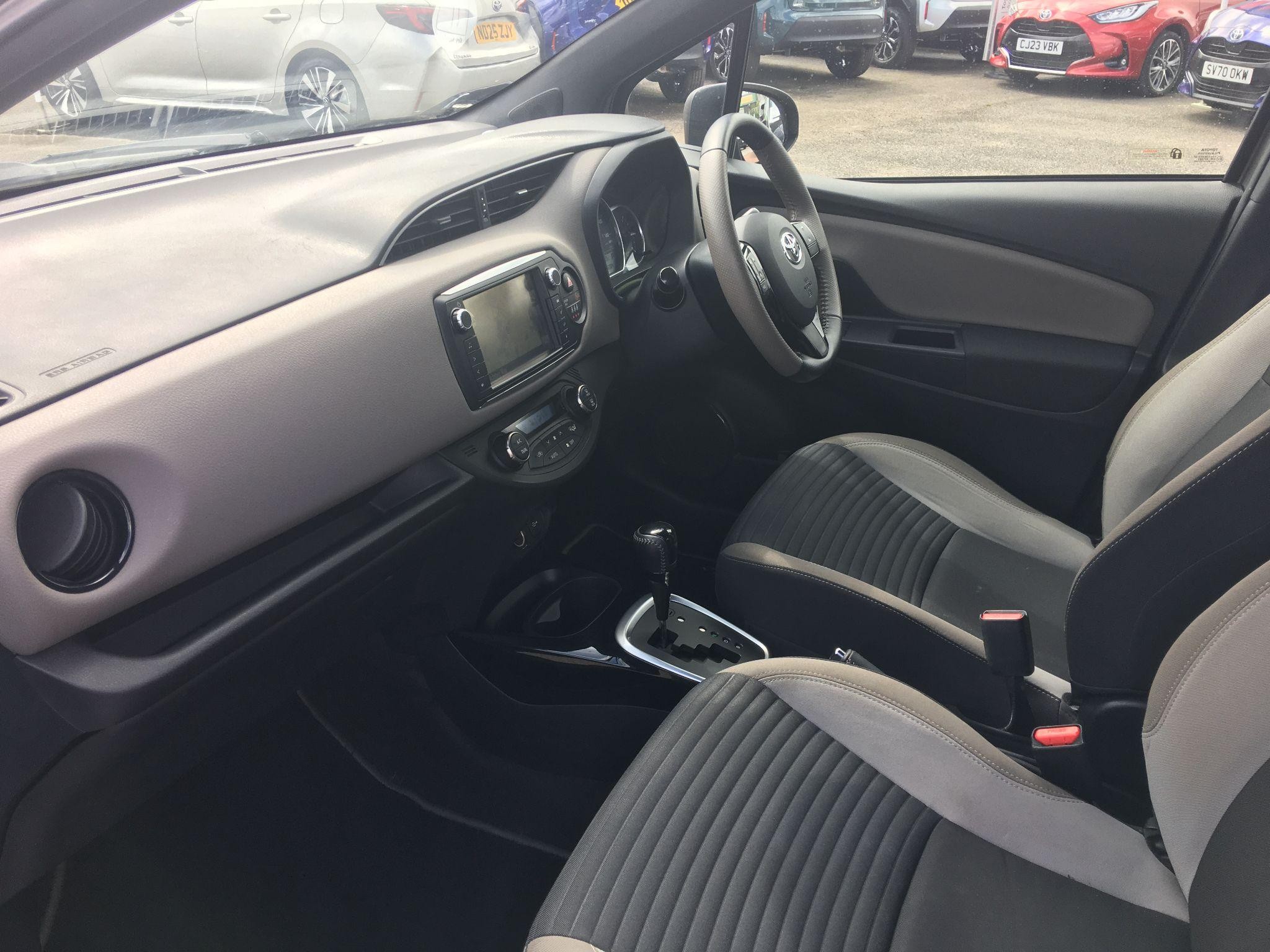 Toyota Yaris Image 16