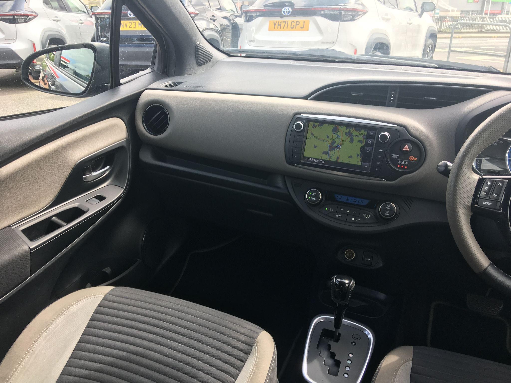 Toyota Yaris Image 17