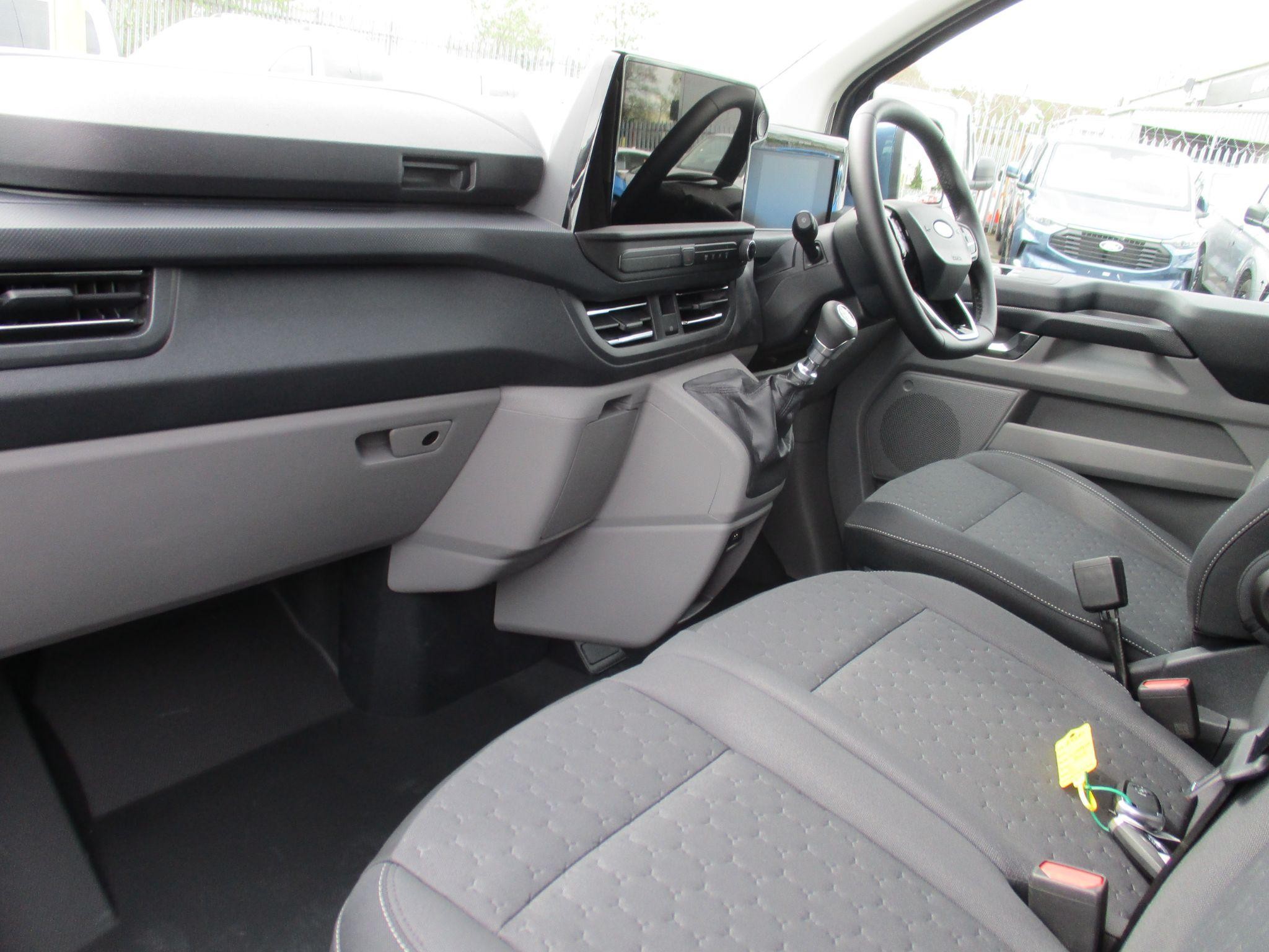 Ford Transit Custom Image 24