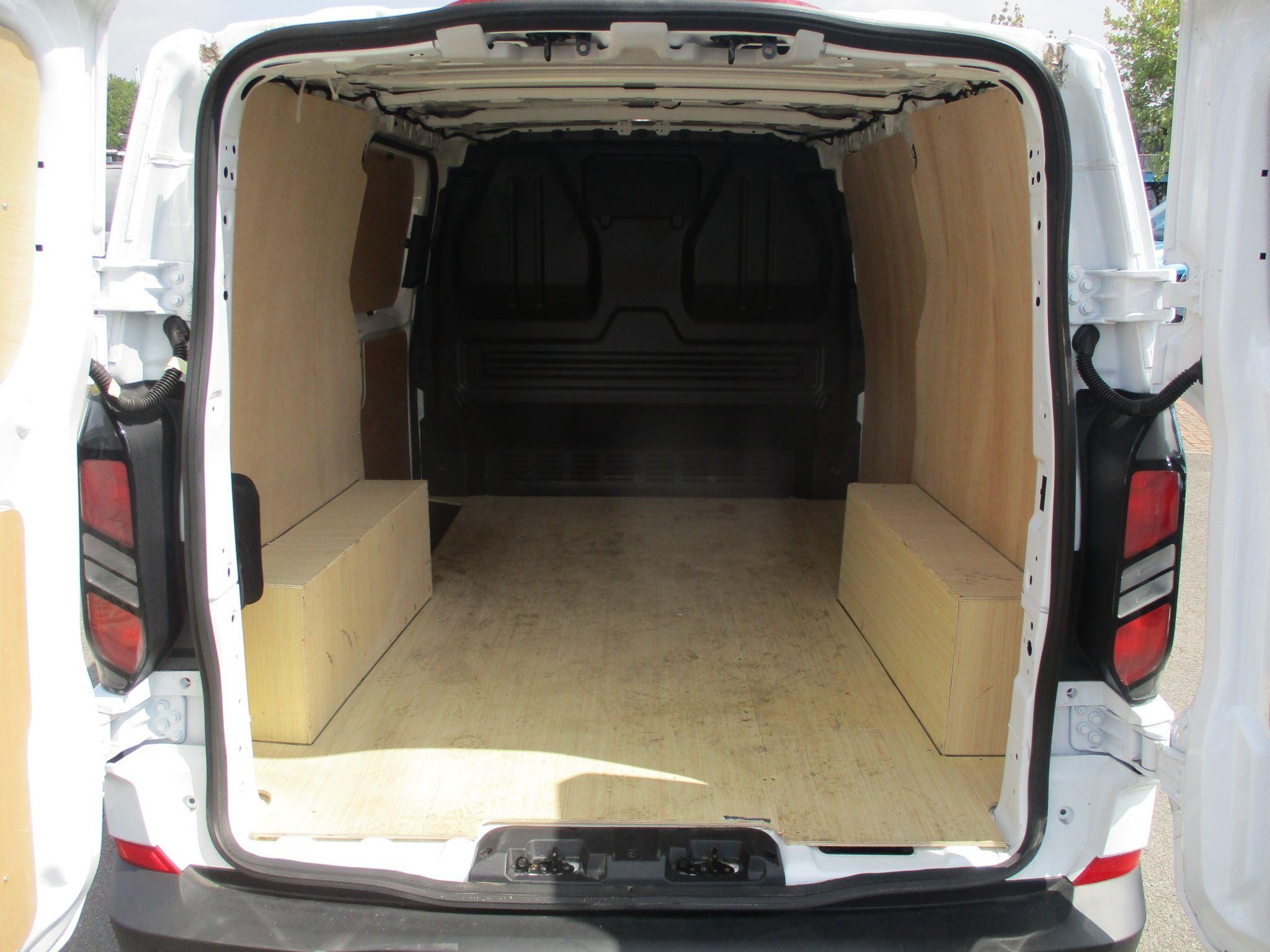 Ford Transit Custom Image 16