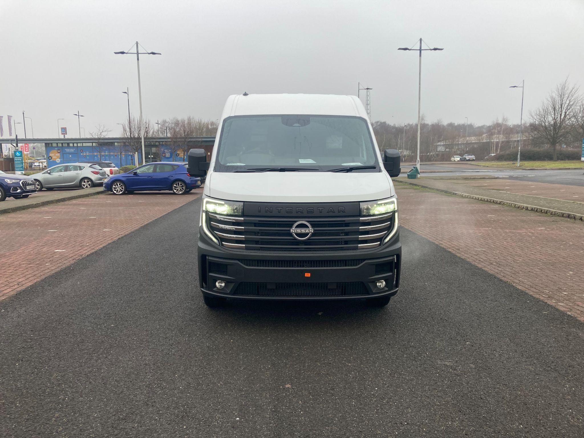 Nissan Interstar Image 2