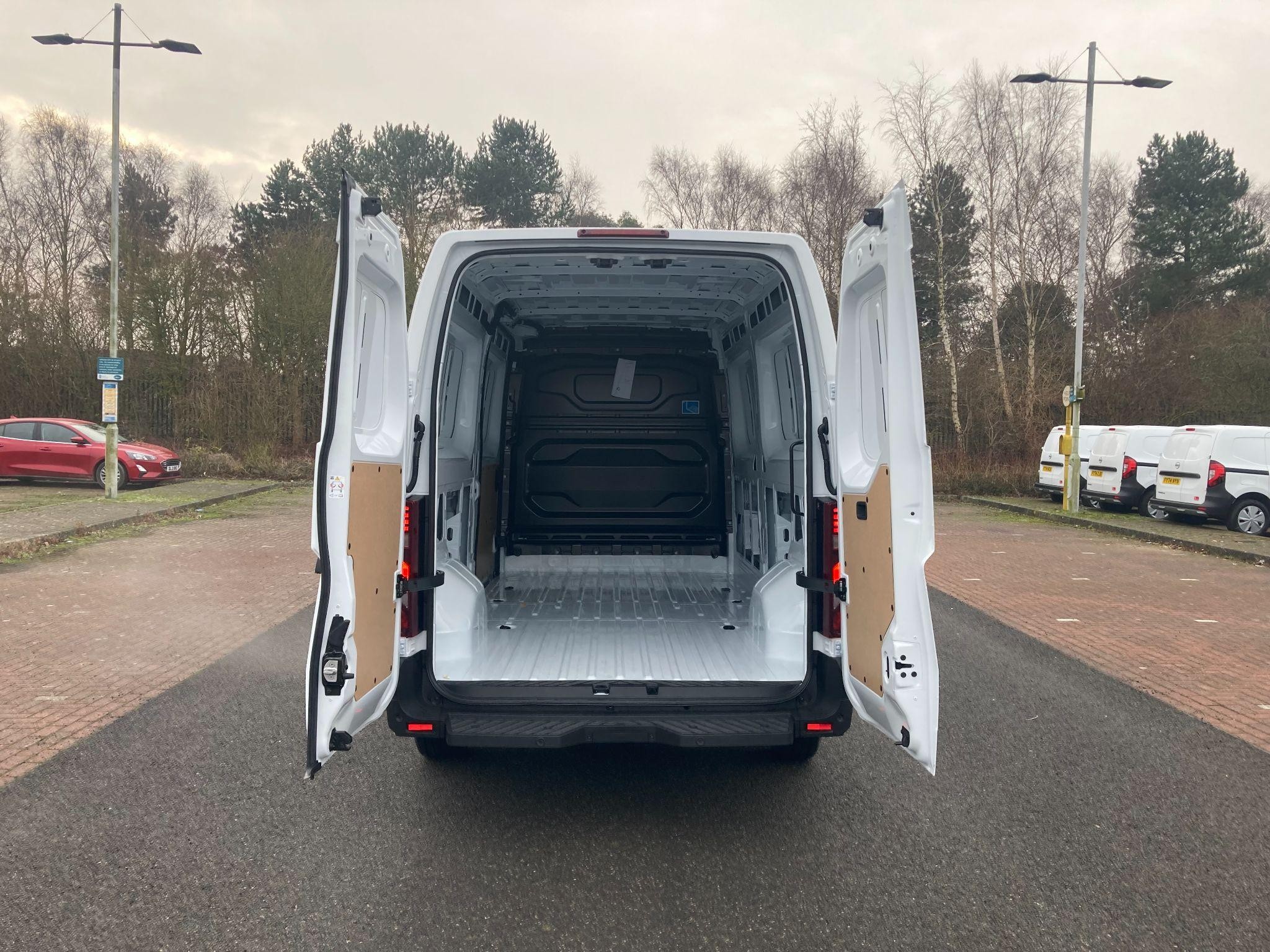Nissan Interstar Image 9