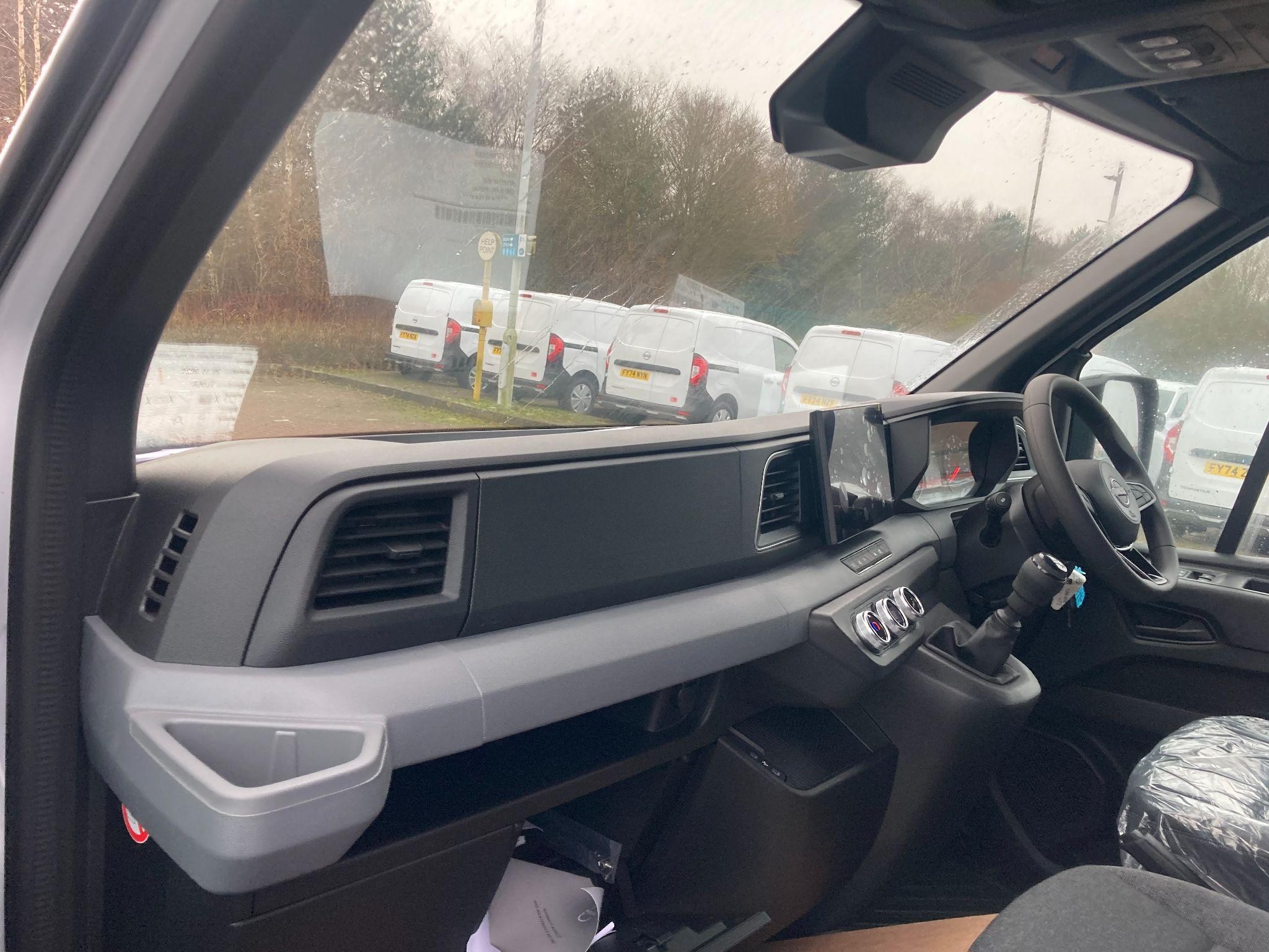 Nissan Interstar Image 13