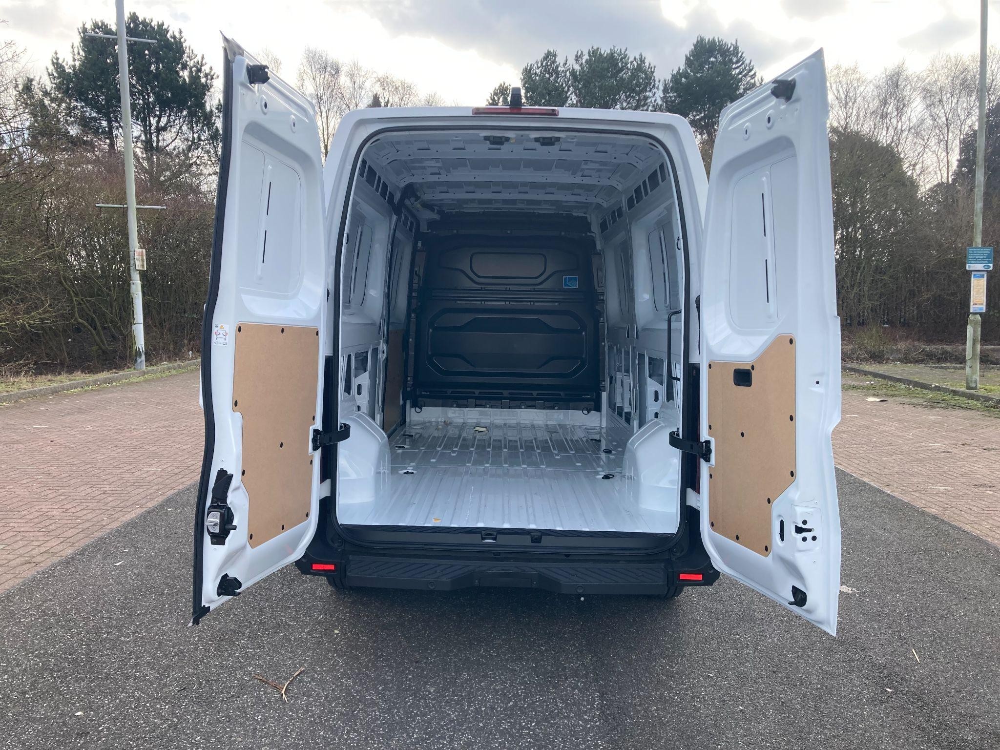 Nissan Interstar Image 9