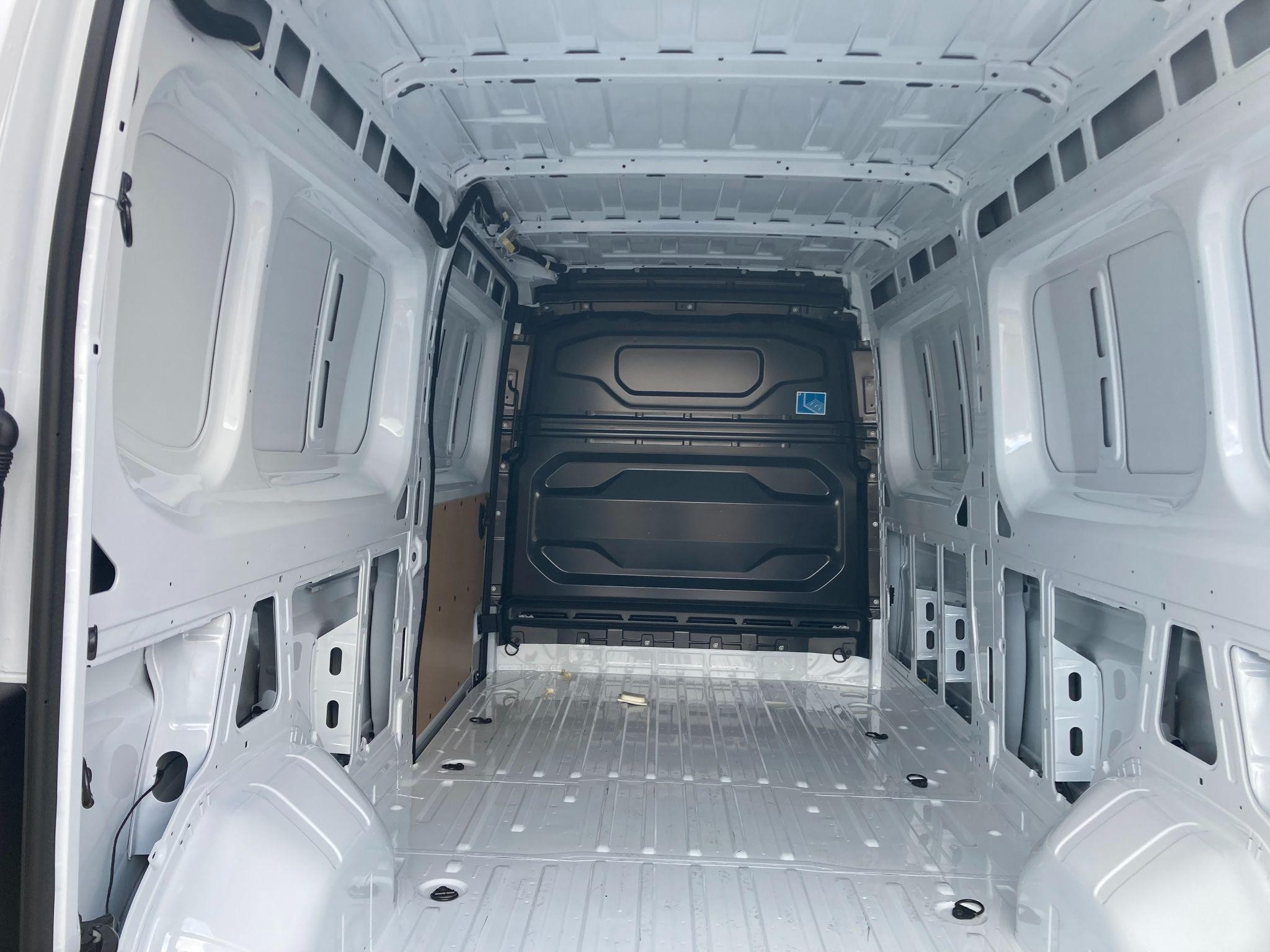 Nissan Interstar Image 10