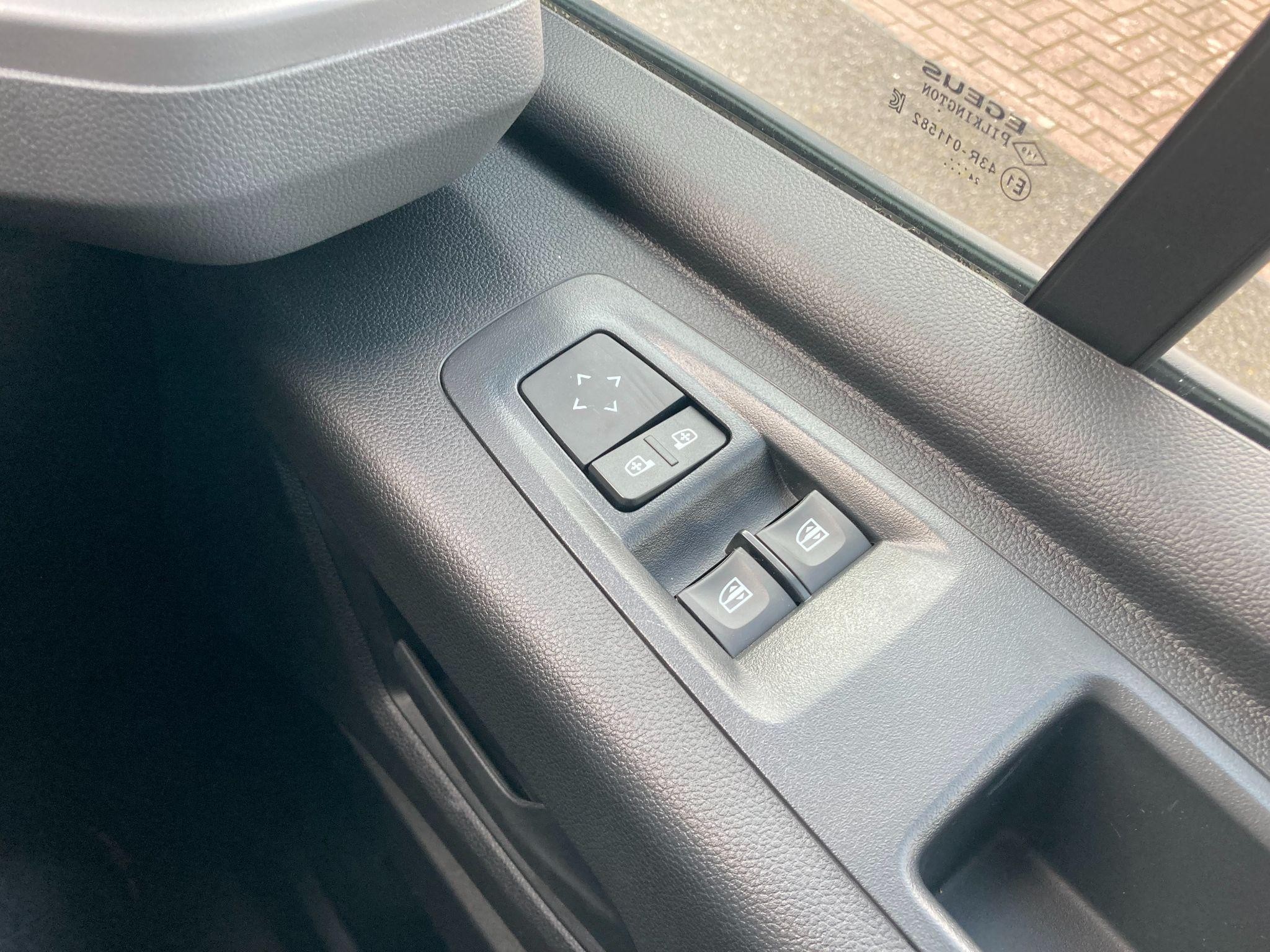 Nissan Interstar Image 11