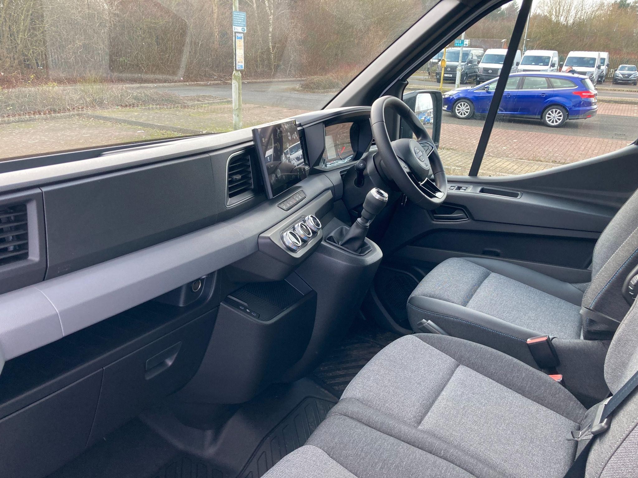 Nissan Interstar Image 16