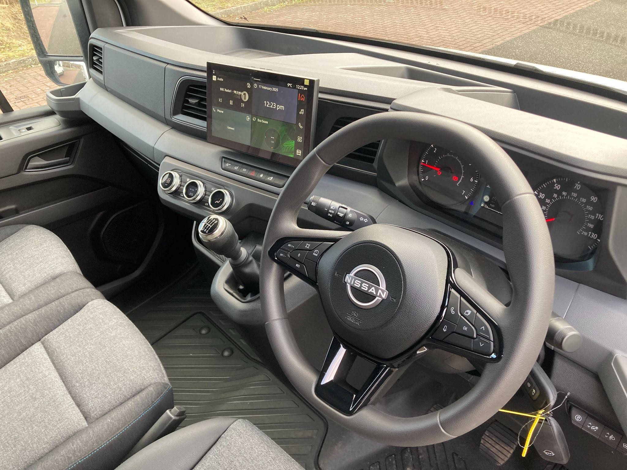 Nissan Interstar Image 17