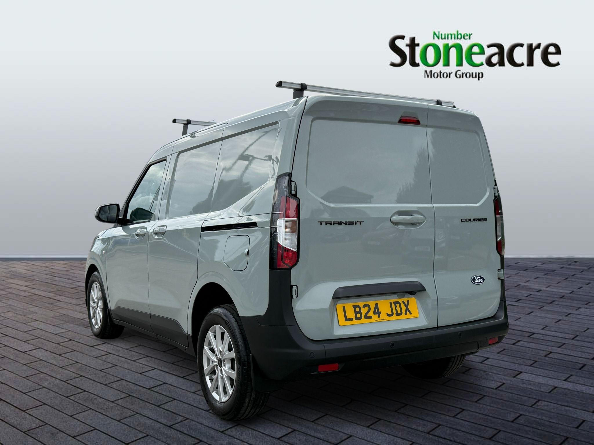 Ford Transit Courier Image 5