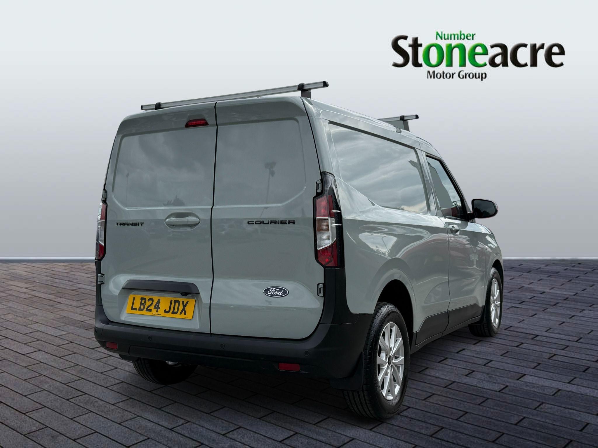 Ford Transit Courier Image 8