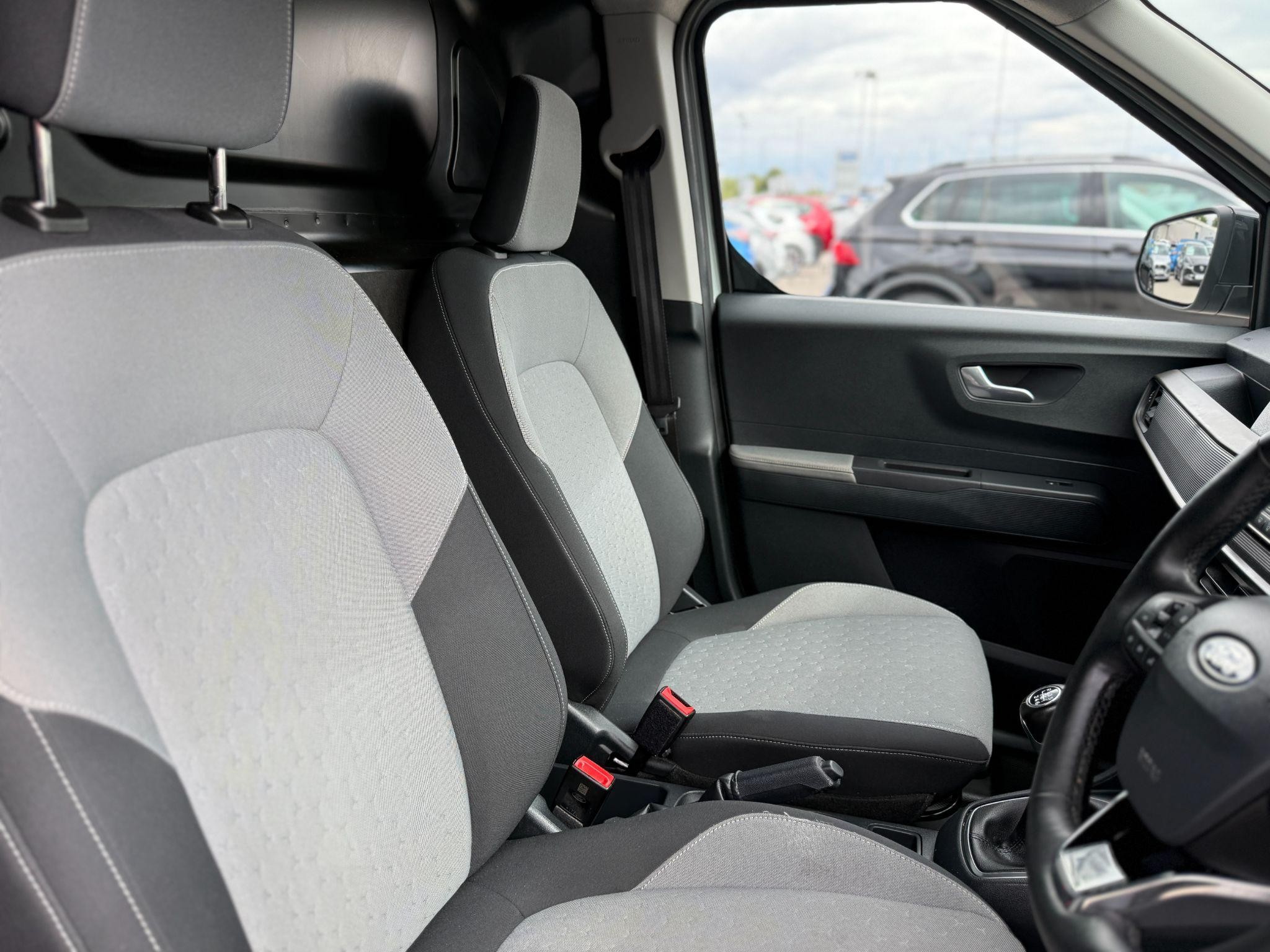 Ford Transit Courier Image 9