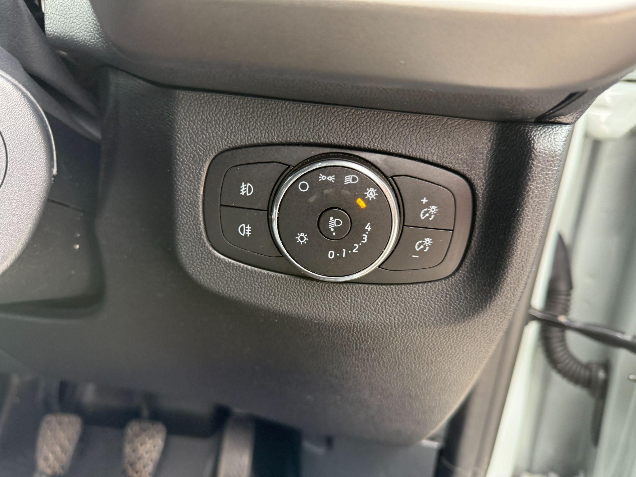 Ford Transit Courier Image 11