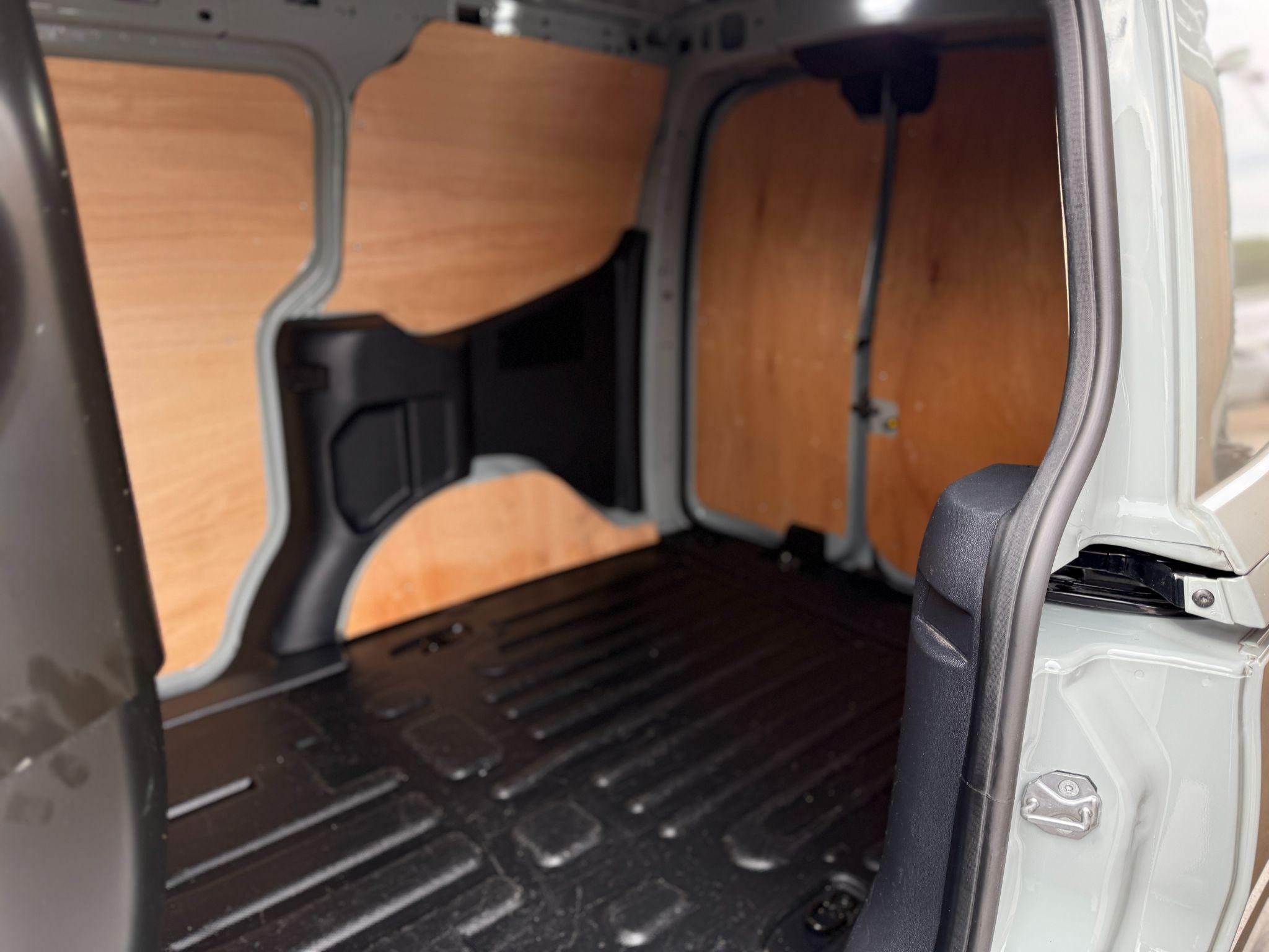 Ford Transit Courier Image 25
