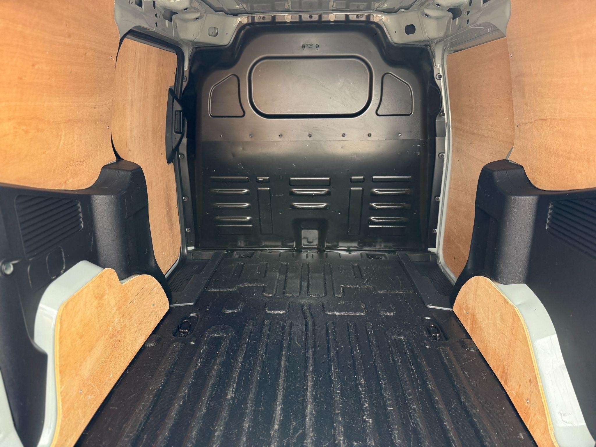 Ford Transit Courier Image 26