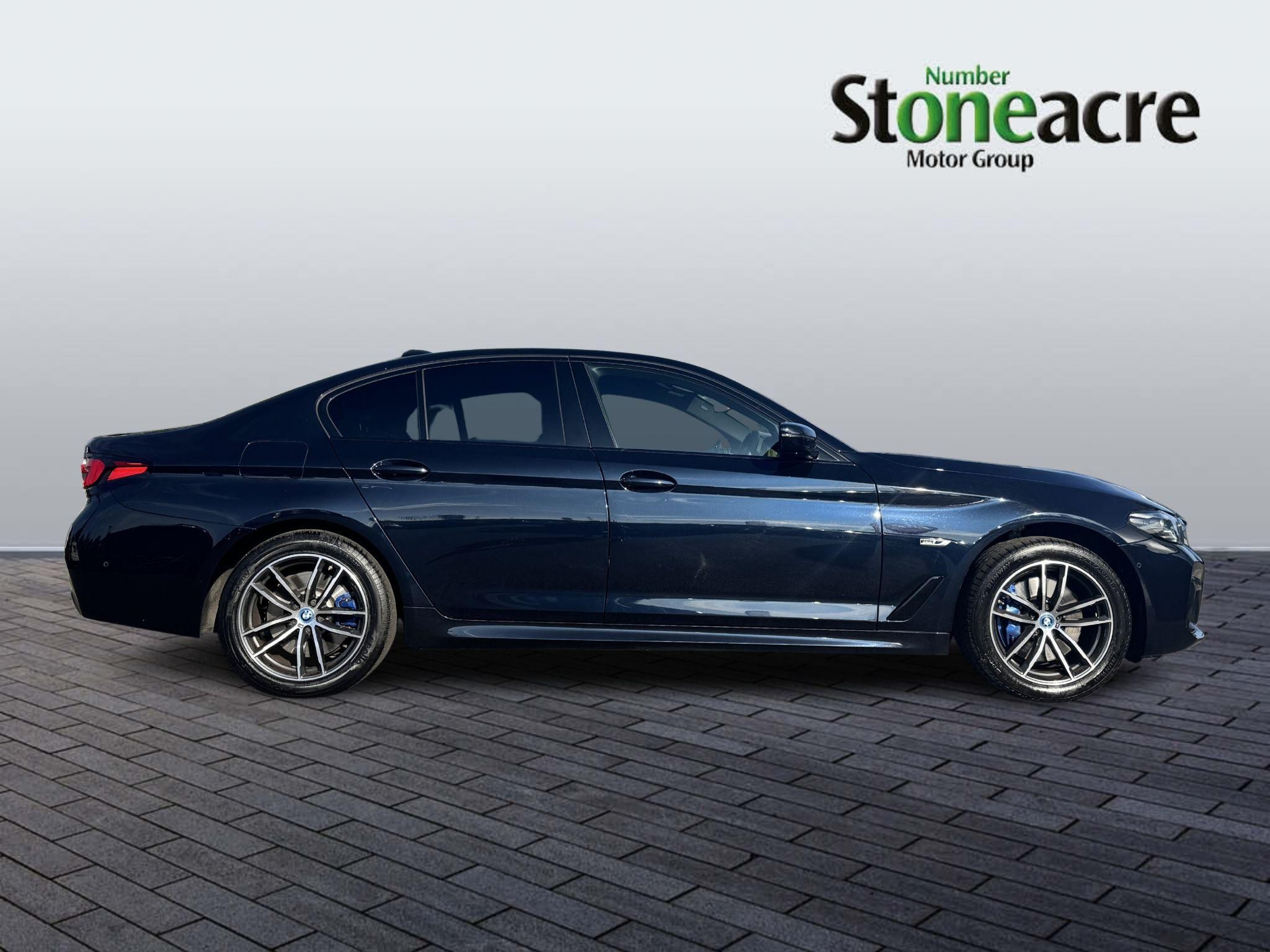 BMW 5 Series Image 2